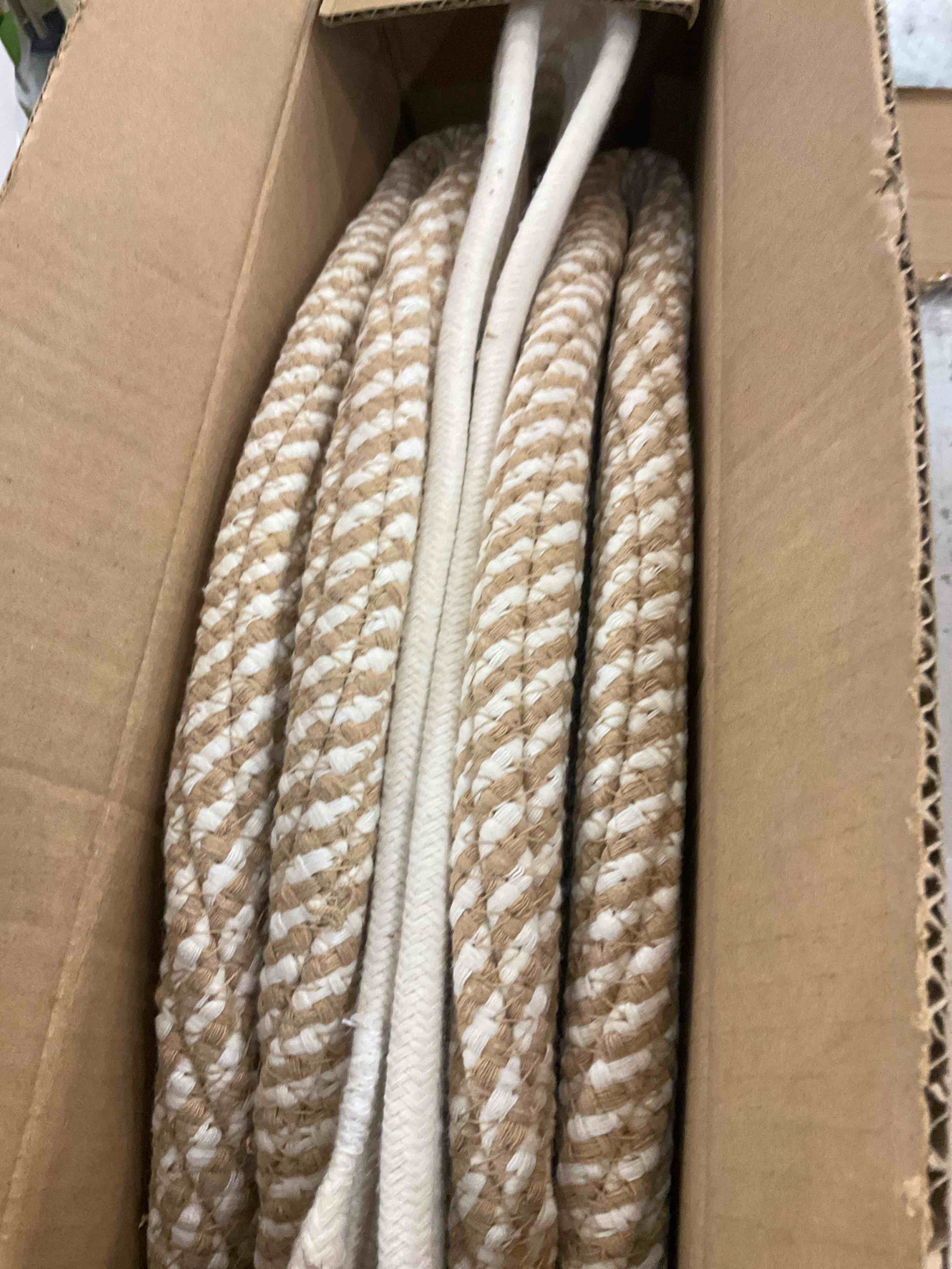 https://s3.amazonaws.com/lotting-images-prod/BargainHunt/EXS01676603_1713986057879.jpeg