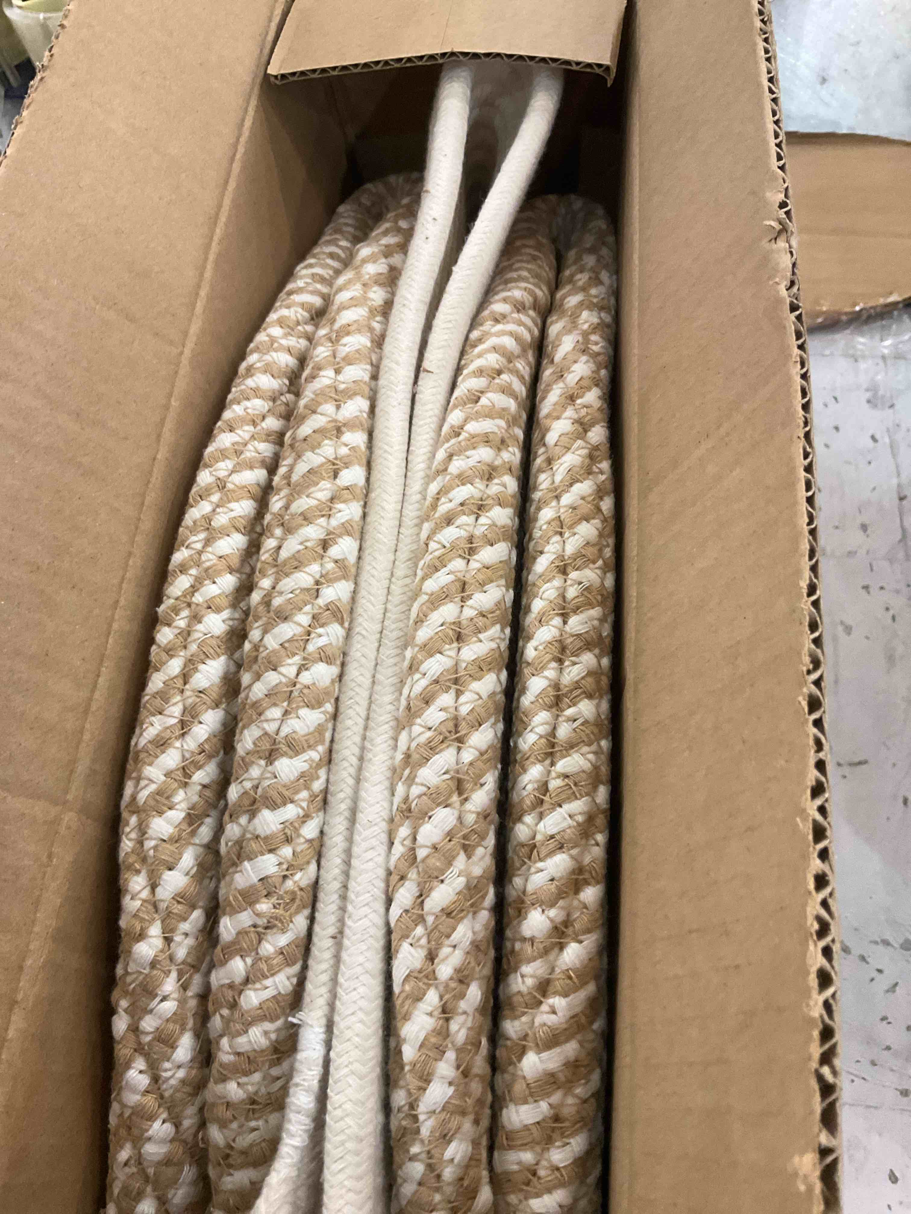 https://s3.amazonaws.com/lotting-images-prod/BargainHunt/EXS01676603_1713986058715.jpeg
