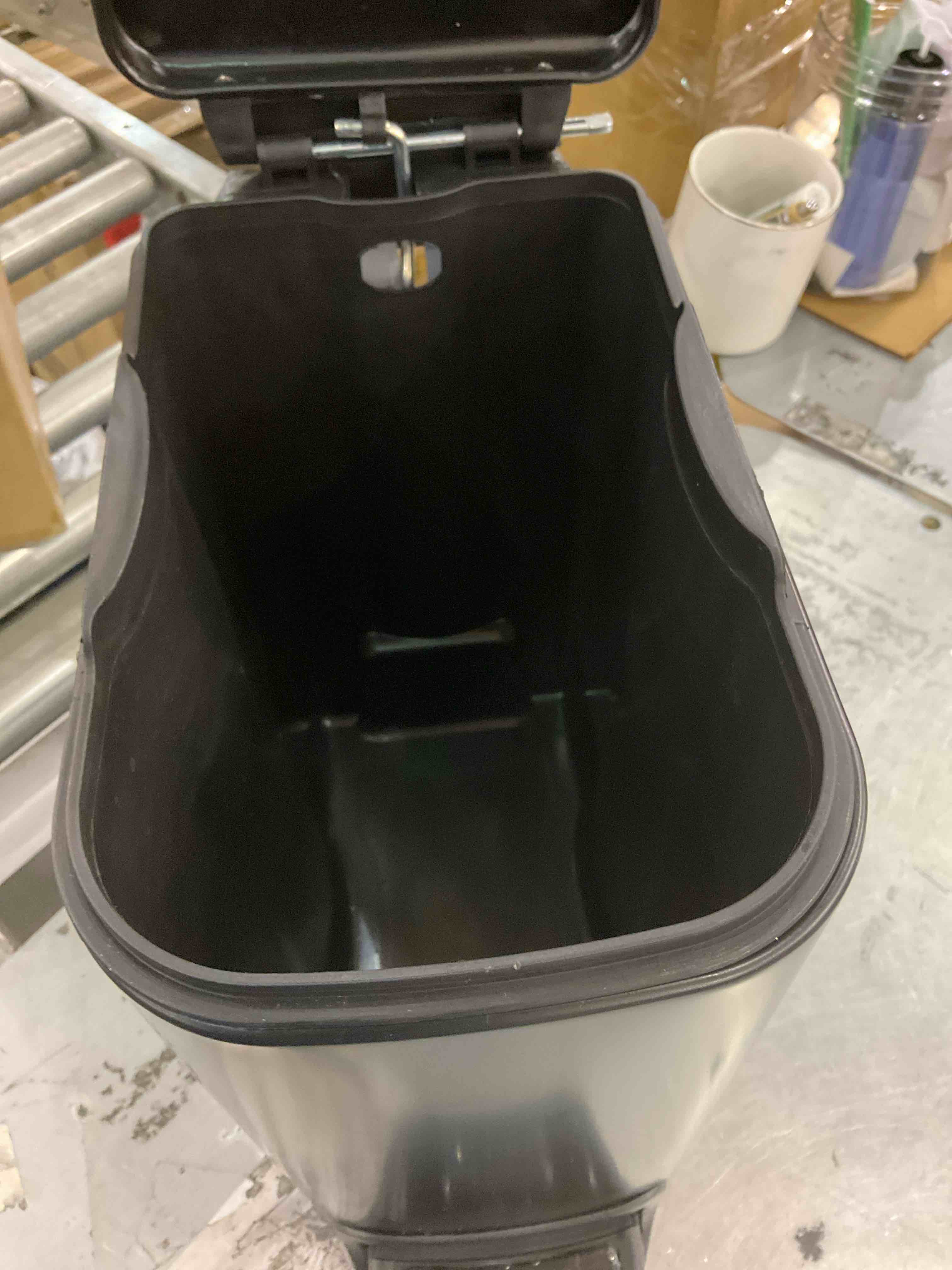 https://s3.amazonaws.com/lotting-images-prod/BargainHunt/EXS01677235_1714394617950.jpeg