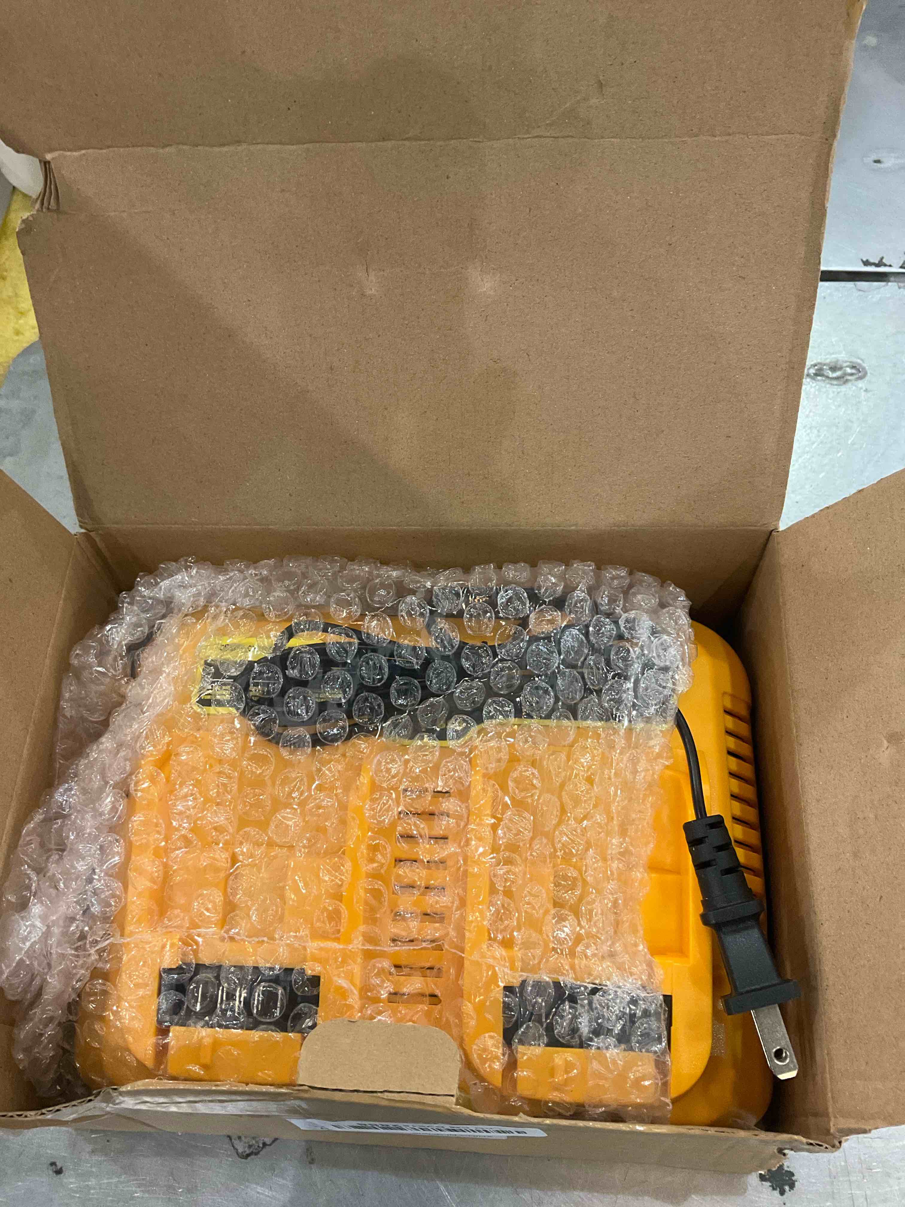 https://s3.amazonaws.com/lotting-images-prod/BargainHunt/EXS01677330_1714411490770.jpeg