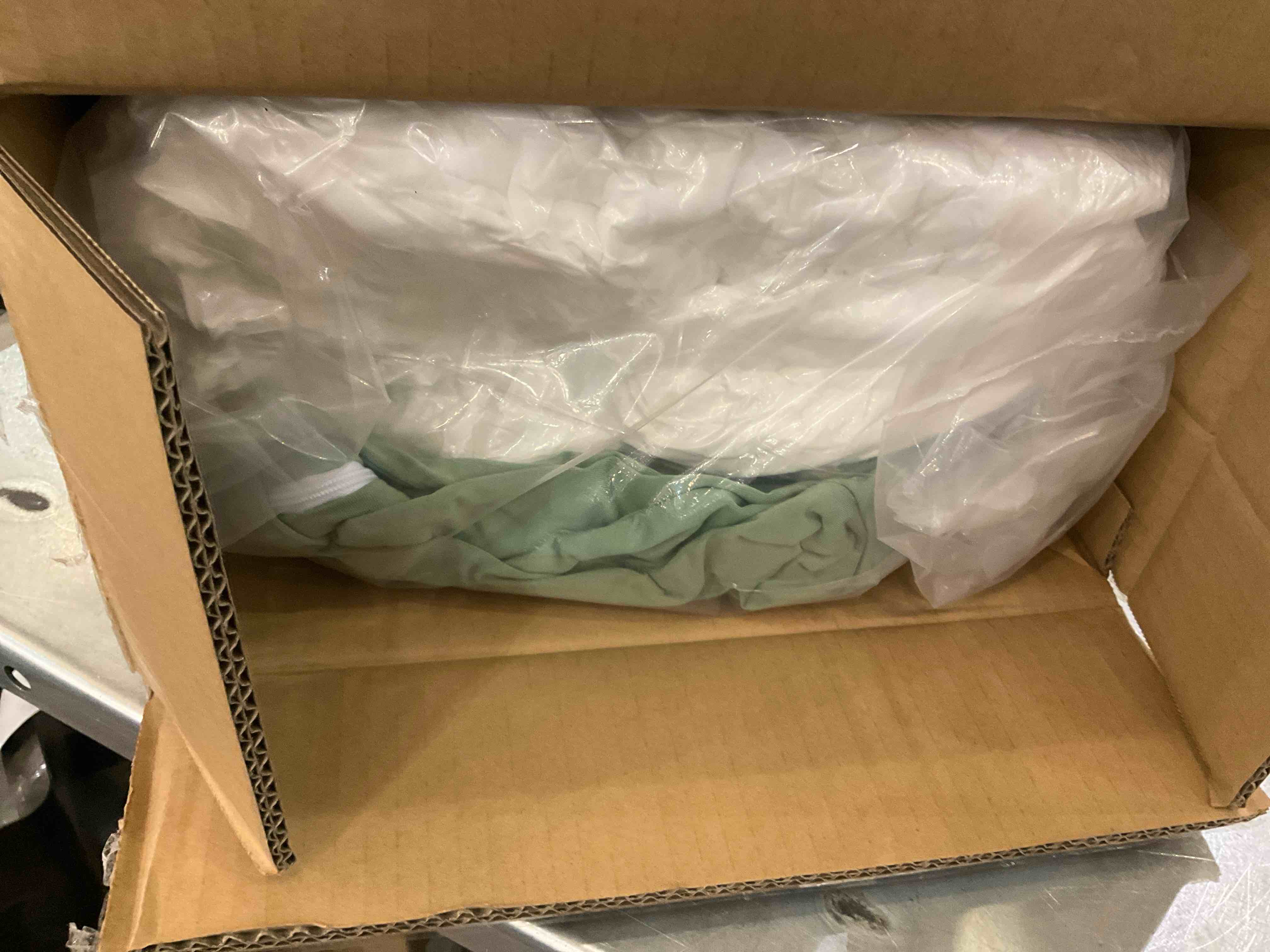 https://s3.amazonaws.com/lotting-images-prod/BargainHunt/EXS01678600_1713972556109.jpeg