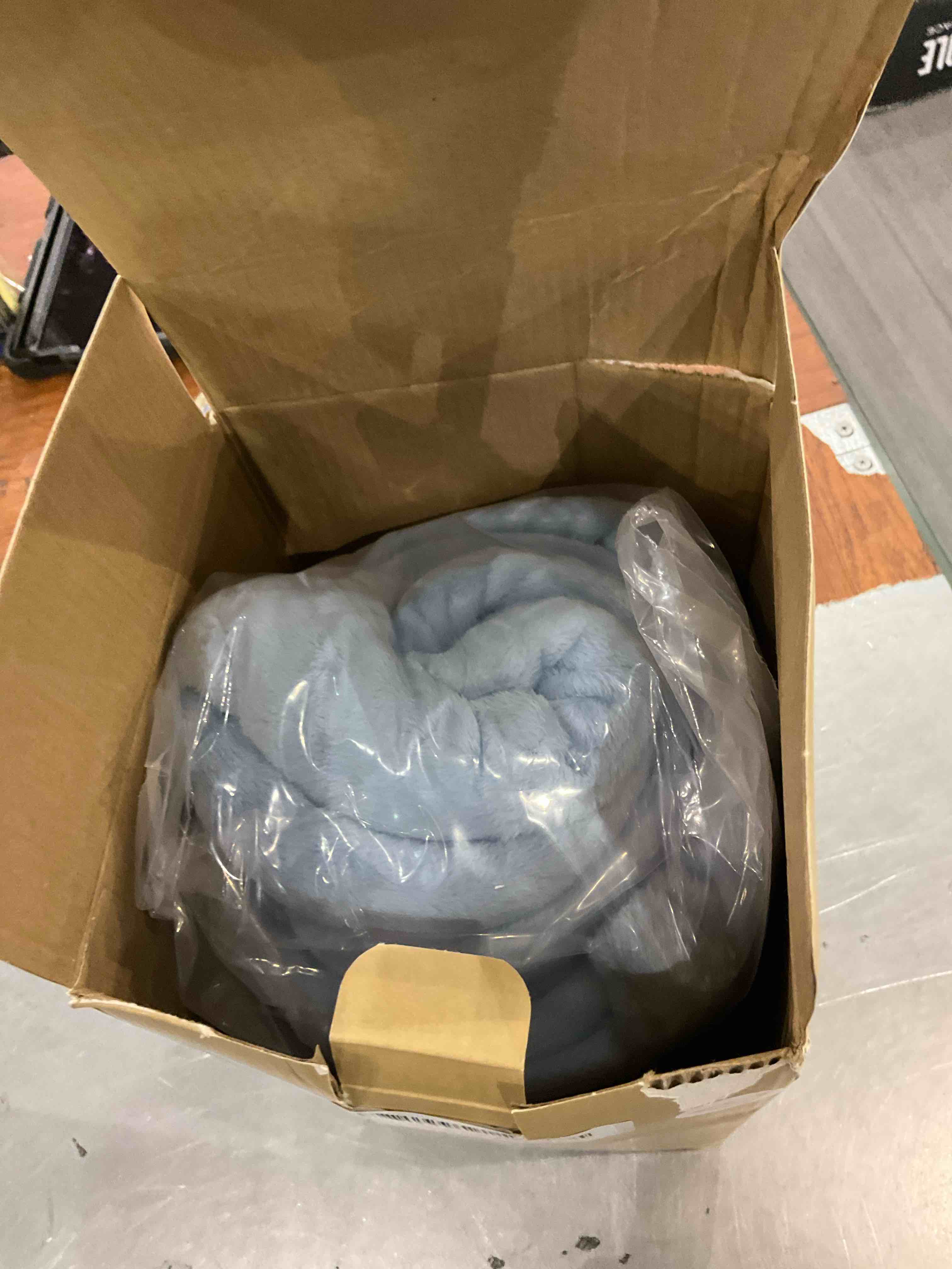 https://s3.amazonaws.com/lotting-images-prod/BargainHunt/EXS01679055_1713785483715.jpeg