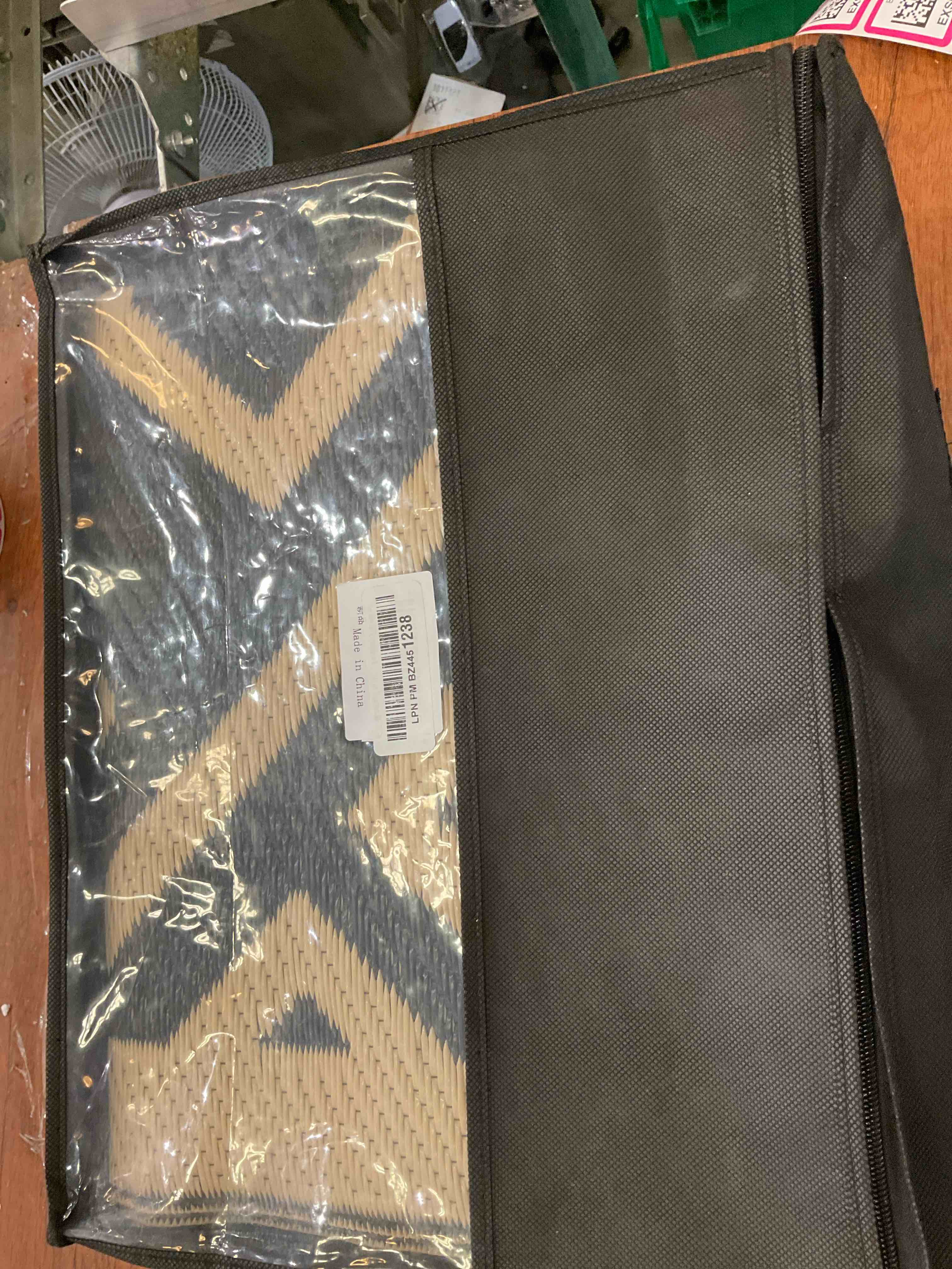 https://s3.amazonaws.com/lotting-images-prod/BargainHunt/EXS01702230_1716303300178.jpeg