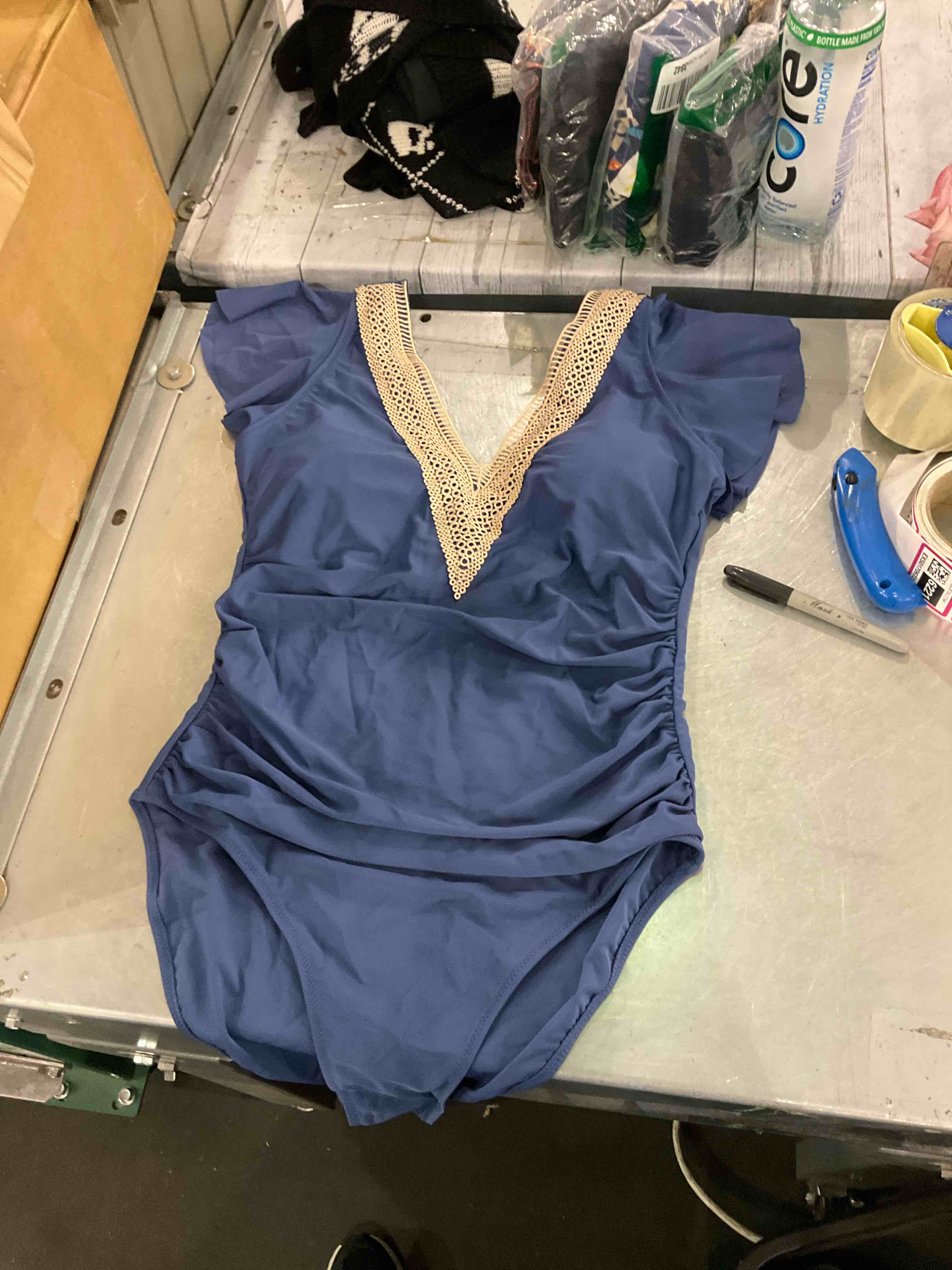 https://s3.amazonaws.com/lotting-images-prod/BargainHunt/EXS01706221_1715859911387.jpeg