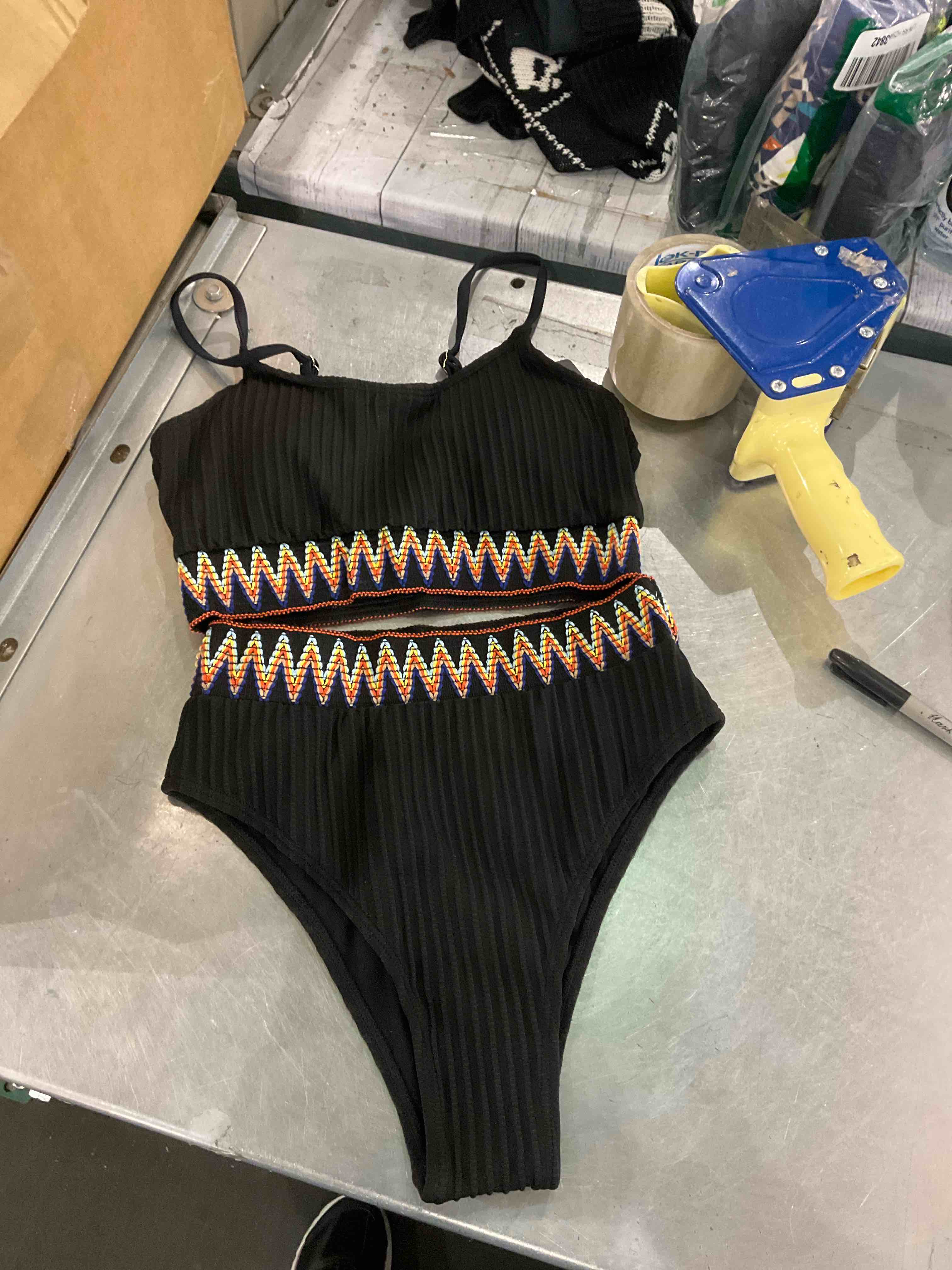 https://s3.amazonaws.com/lotting-images-prod/BargainHunt/EXS01706222_1715860124422.jpeg