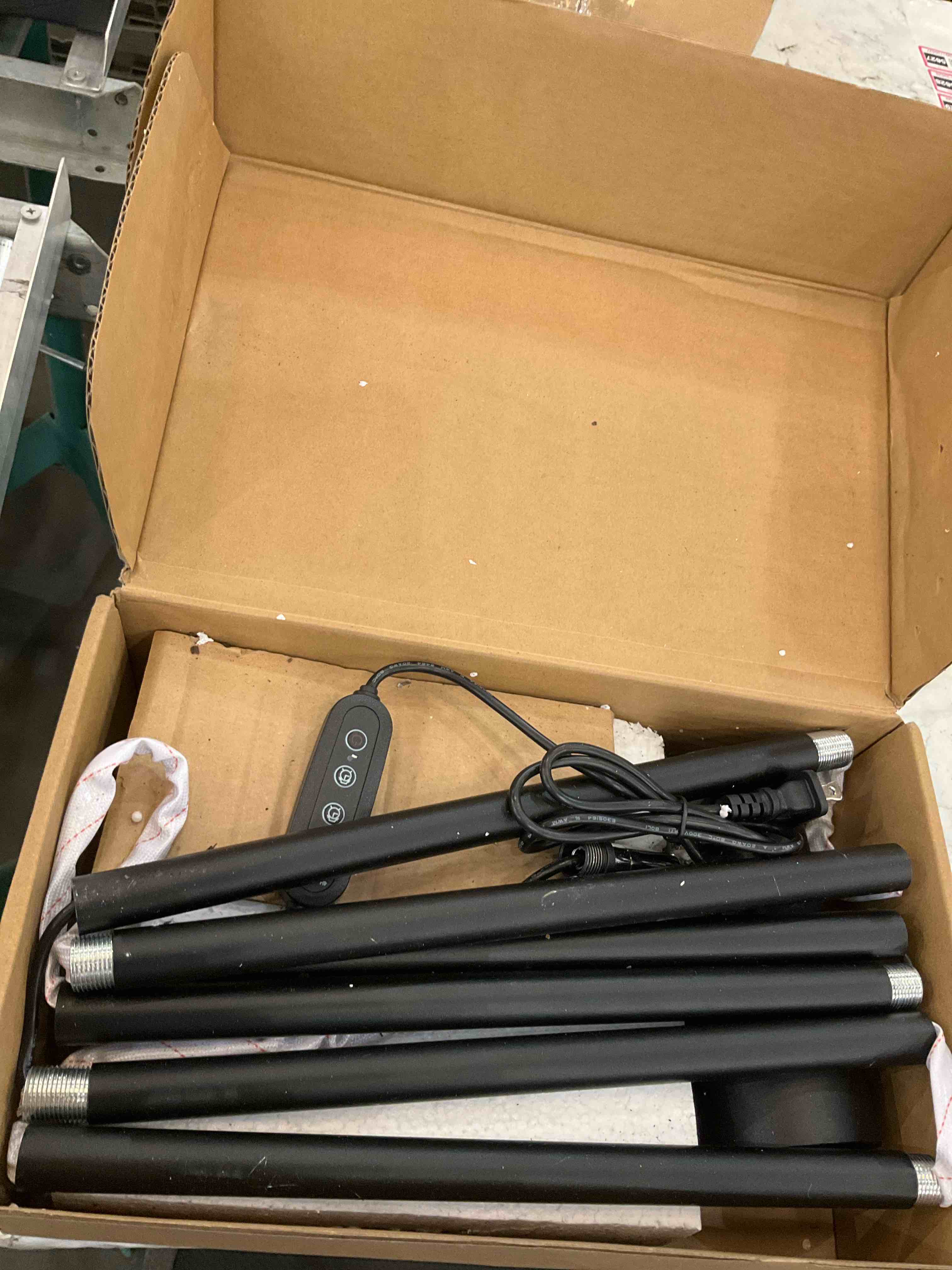 https://s3.amazonaws.com/lotting-images-prod/BargainHunt/EXS01707119_1713467402773.jpeg