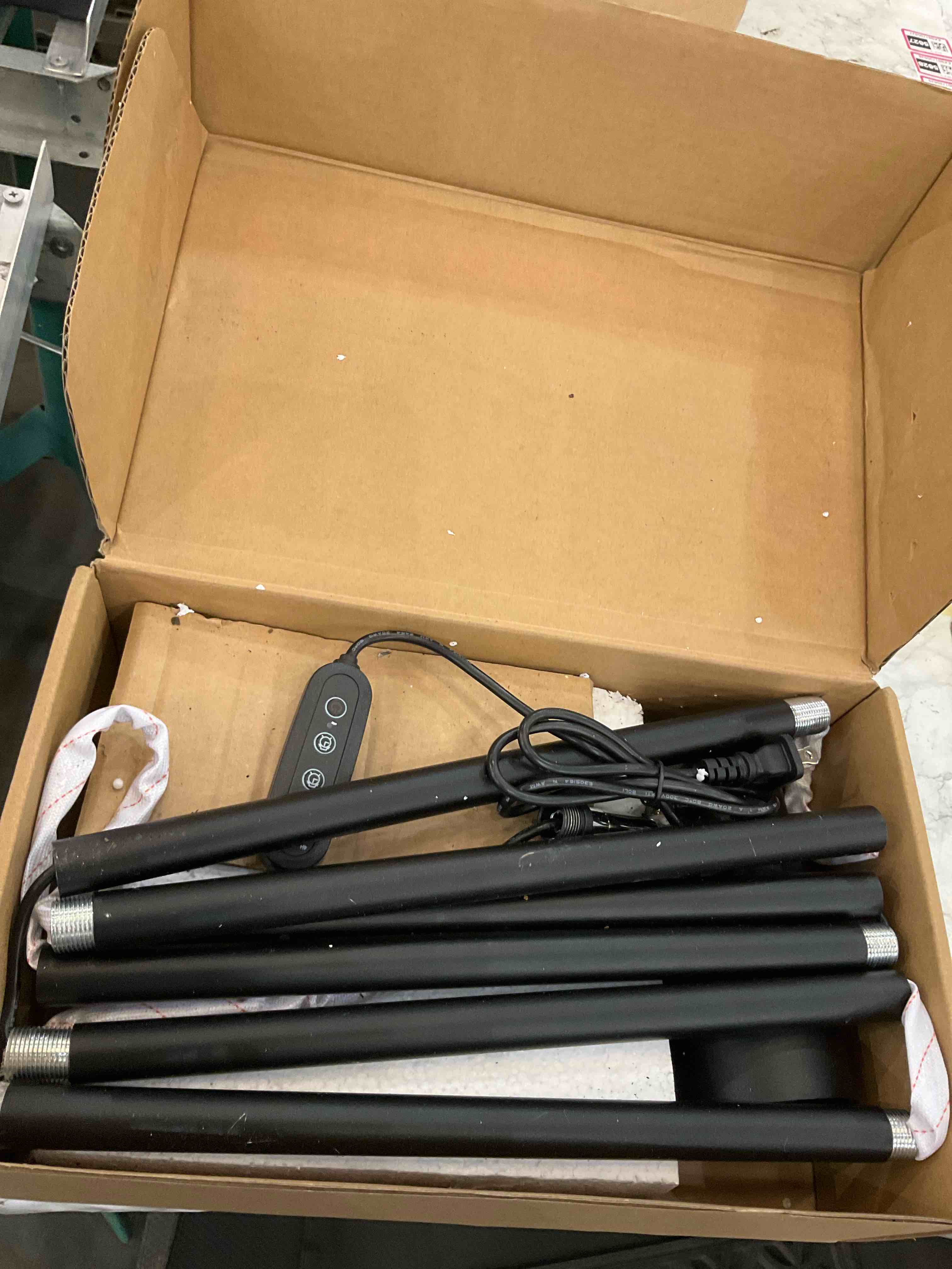 https://s3.amazonaws.com/lotting-images-prod/BargainHunt/EXS01707119_1713467403725.jpeg