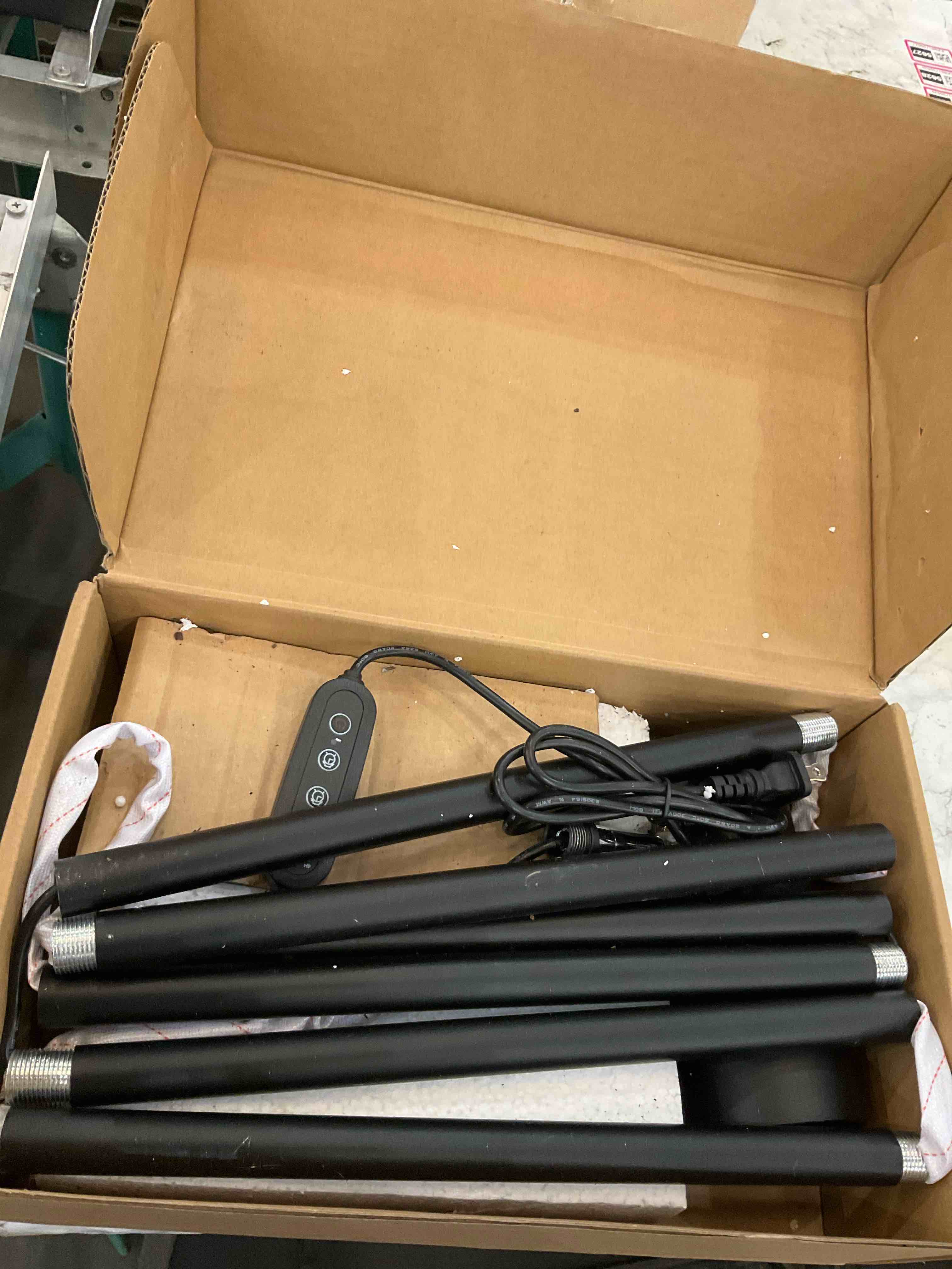 https://s3.amazonaws.com/lotting-images-prod/BargainHunt/EXS01707119_1713467404576.jpeg