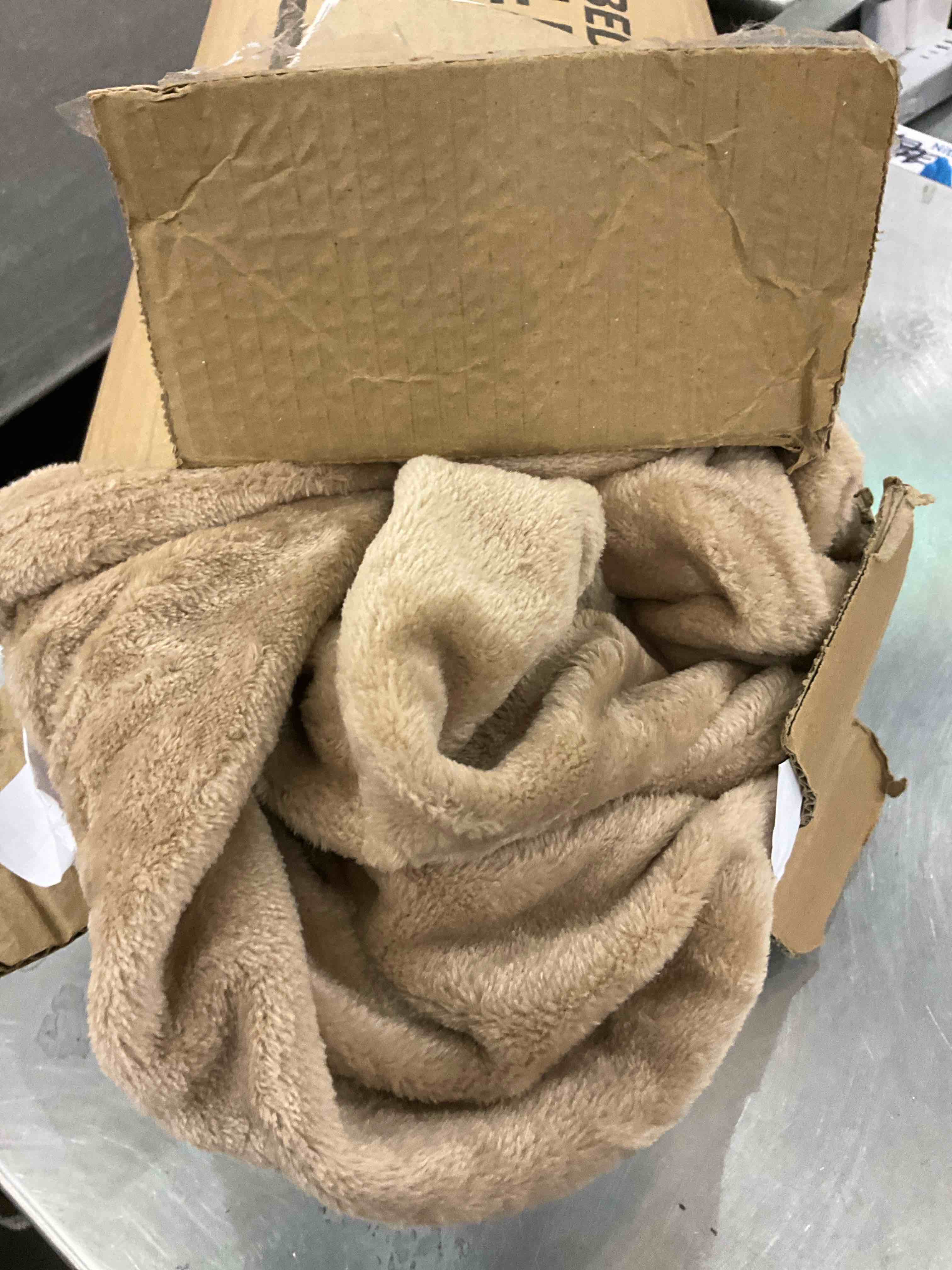 https://s3.amazonaws.com/lotting-images-prod/BargainHunt/EXS01707623_1713793672191.jpeg