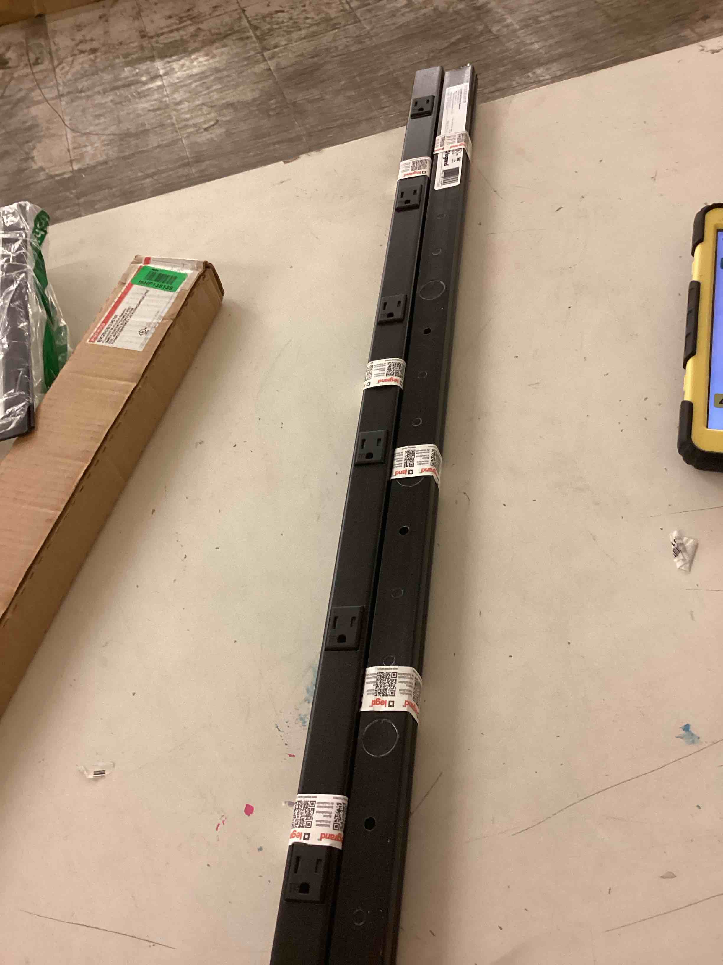 Condition photo showing Good Condition for wiremold plugmold 2000 6-outlet power strip