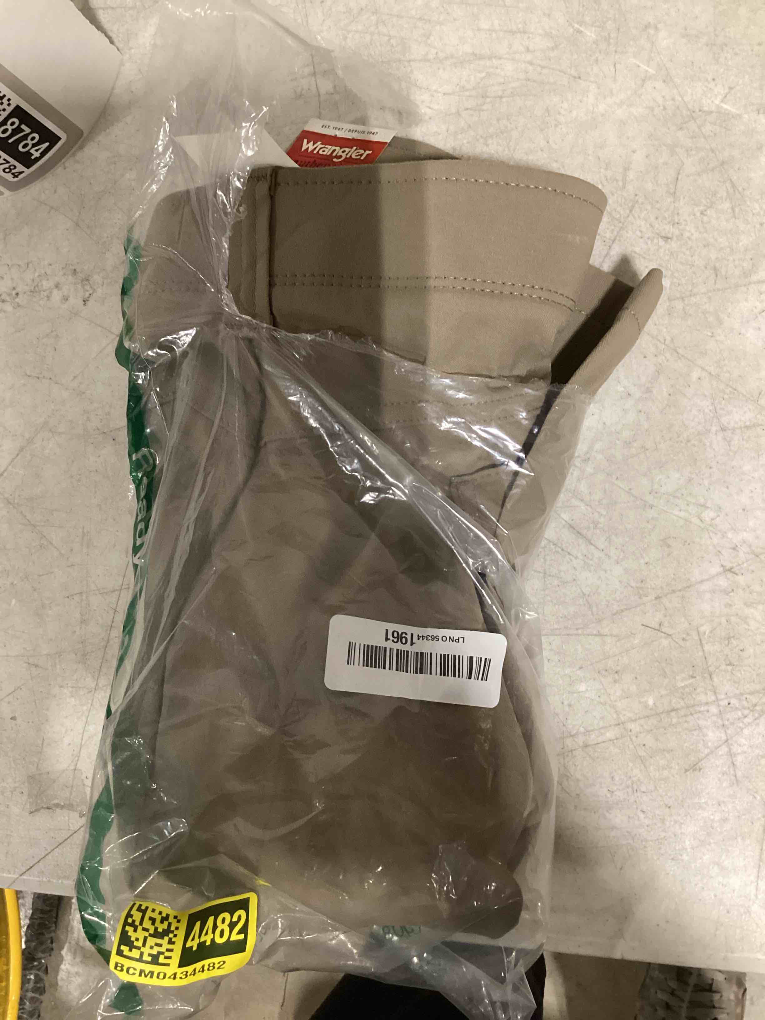 Condition photo showing Good Condition for wrangler authentics men's performance comfort flex cargo short, fallen rock, 40