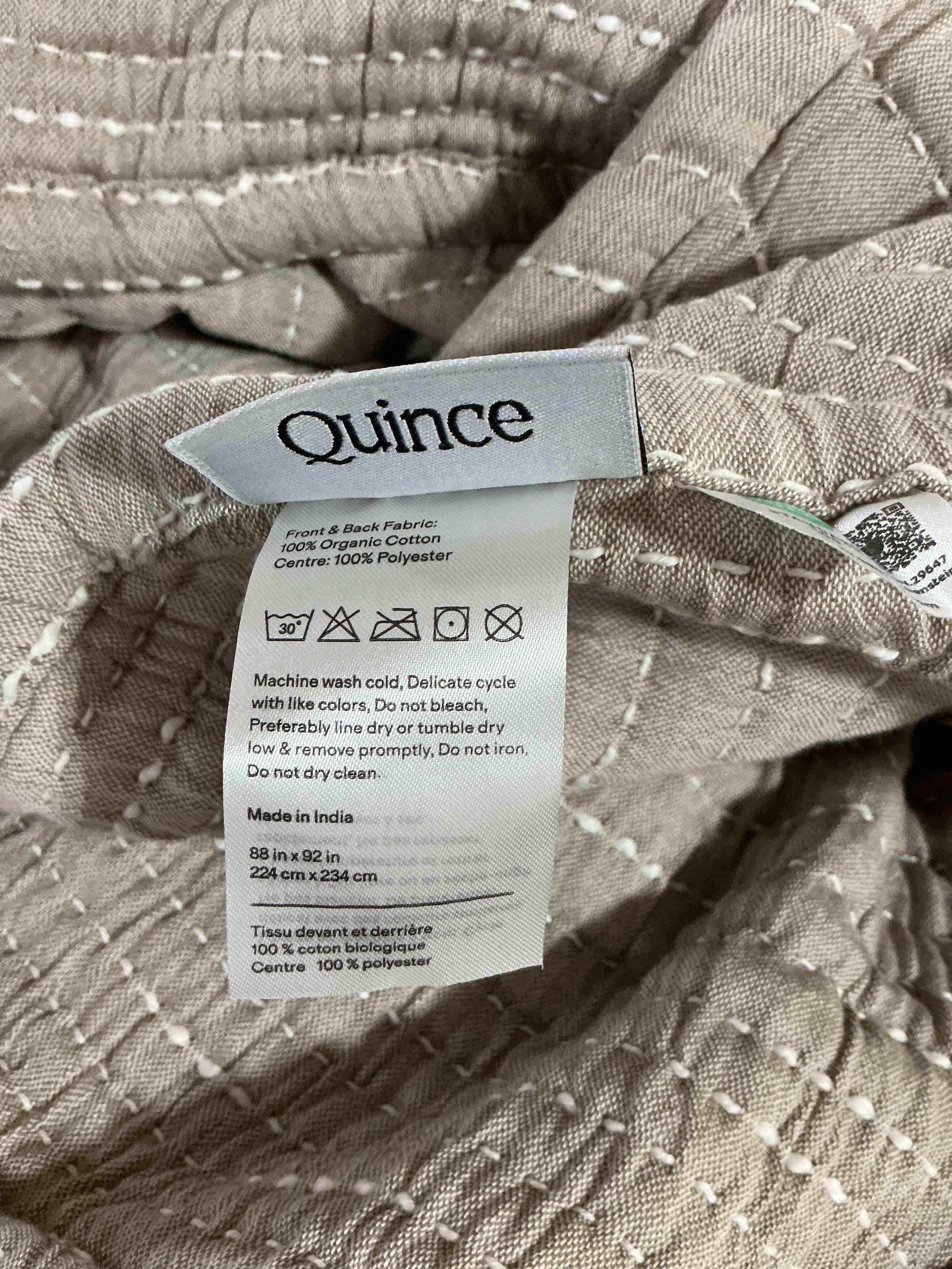 Condition photo showing Good Condition for quince quilt & pillow sham set 88”x92”