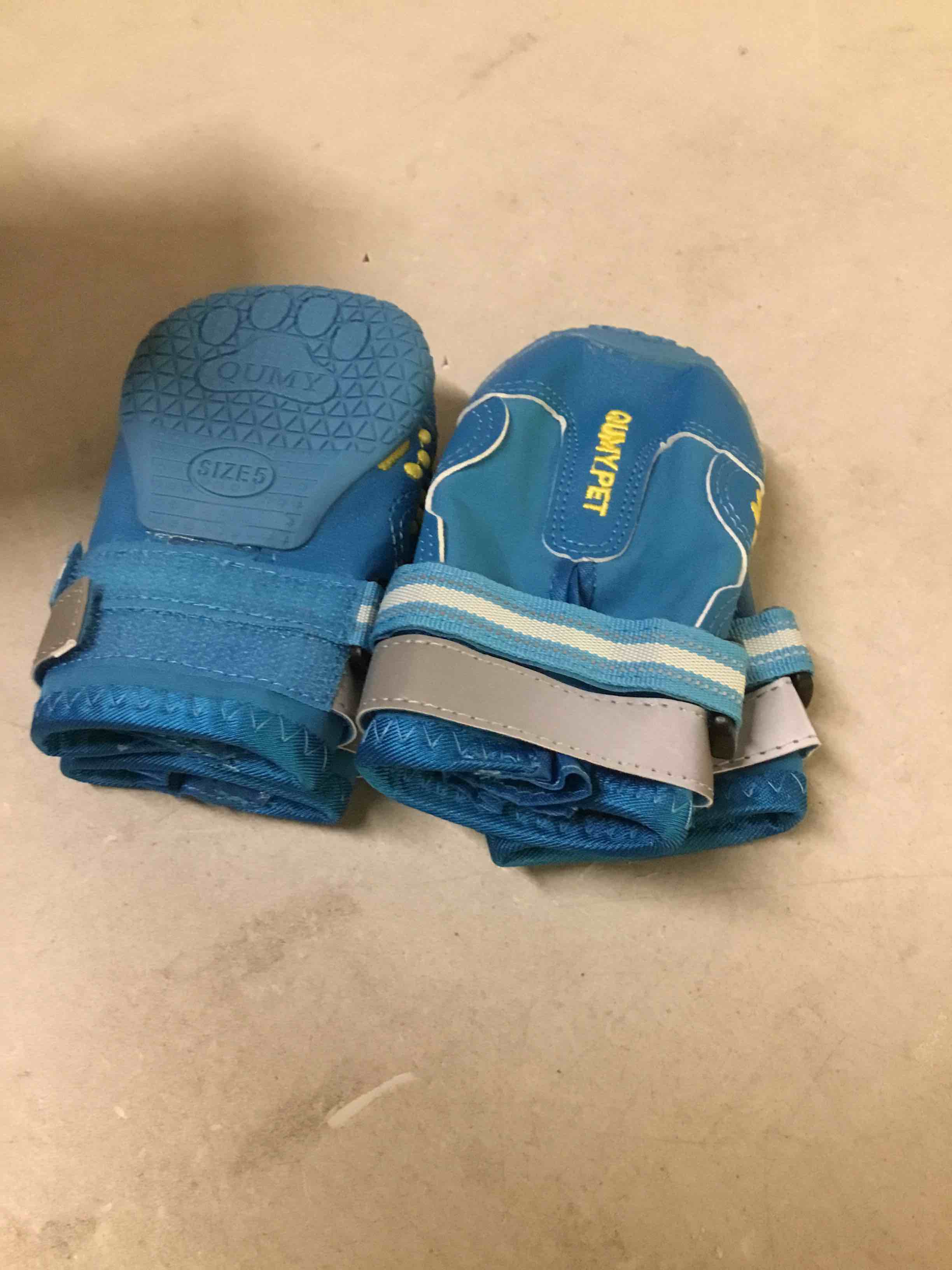 Condition photo showing New/Like New for qumy dog shoes for large dogs, medium dog boots & paw protectors for winter snowy day, summer hot pavement, water-resistant in rainy weather, outdoor walking, indoor hardfloors skid-resistant sole blue size 5: 2.4''x2.8''(w*l) (pack of 4)