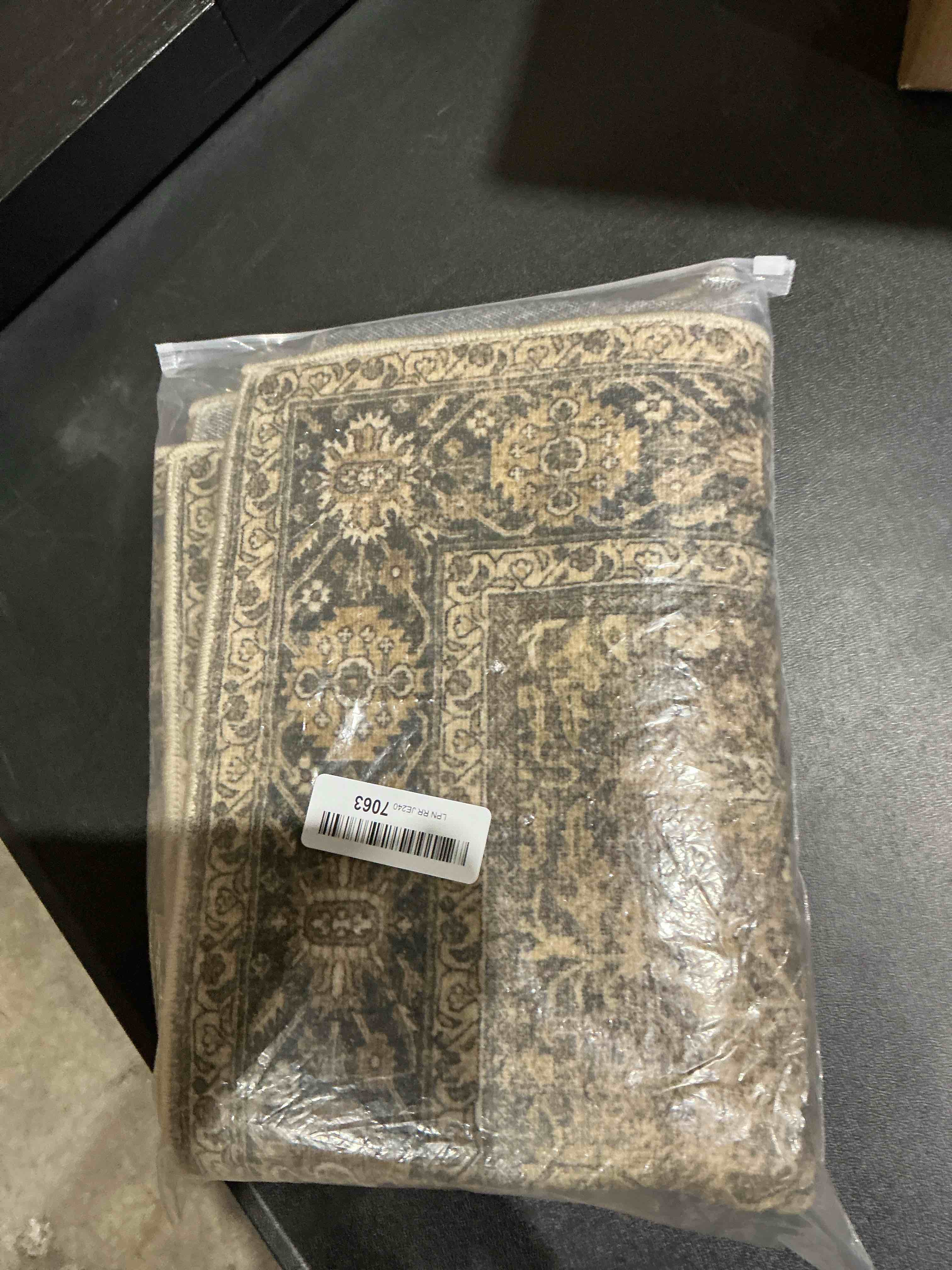 Condition photo showing Good Condition for small rug