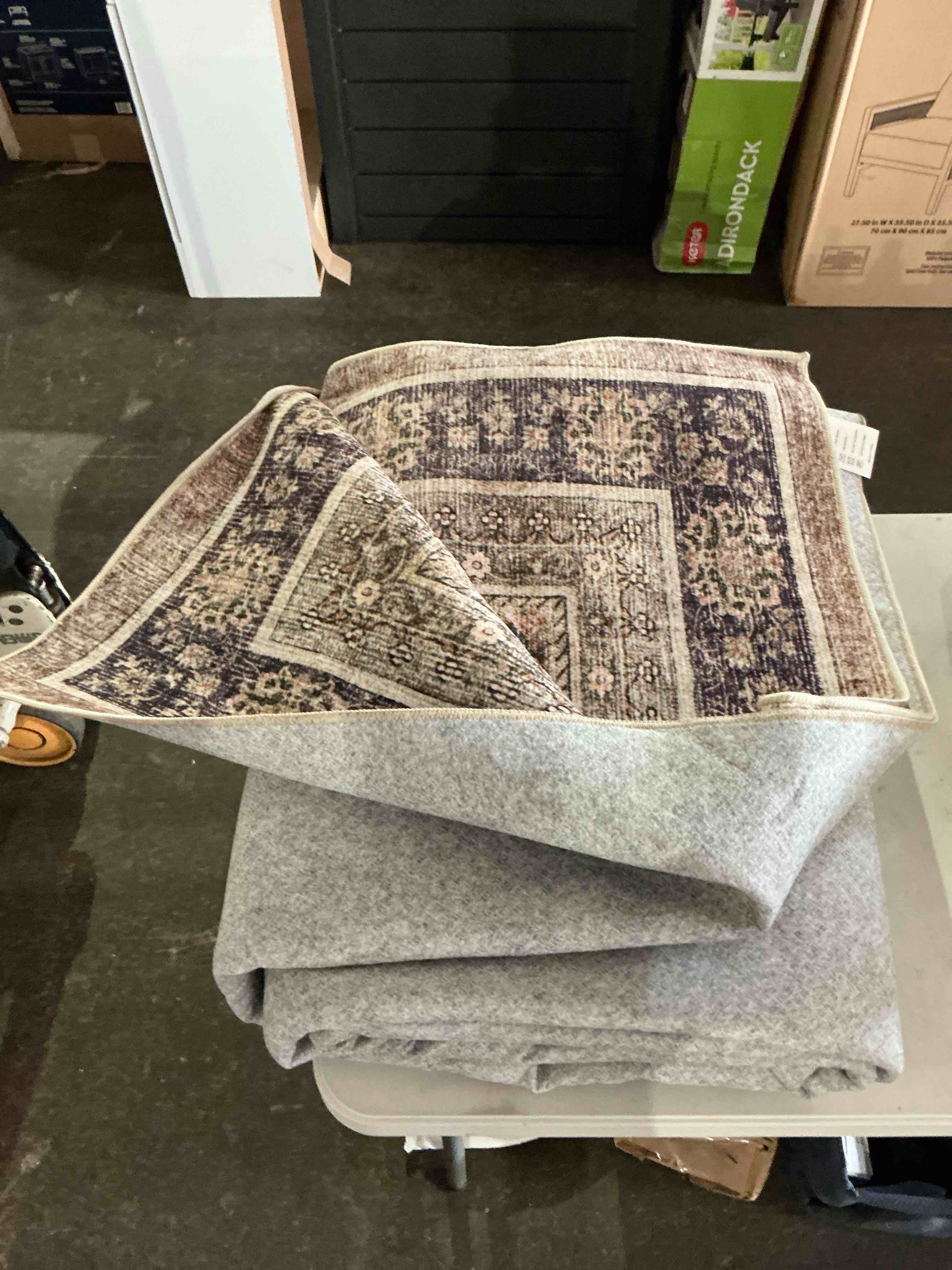 Condition photo showing Good Condition for 7x9 area rugs for living room
