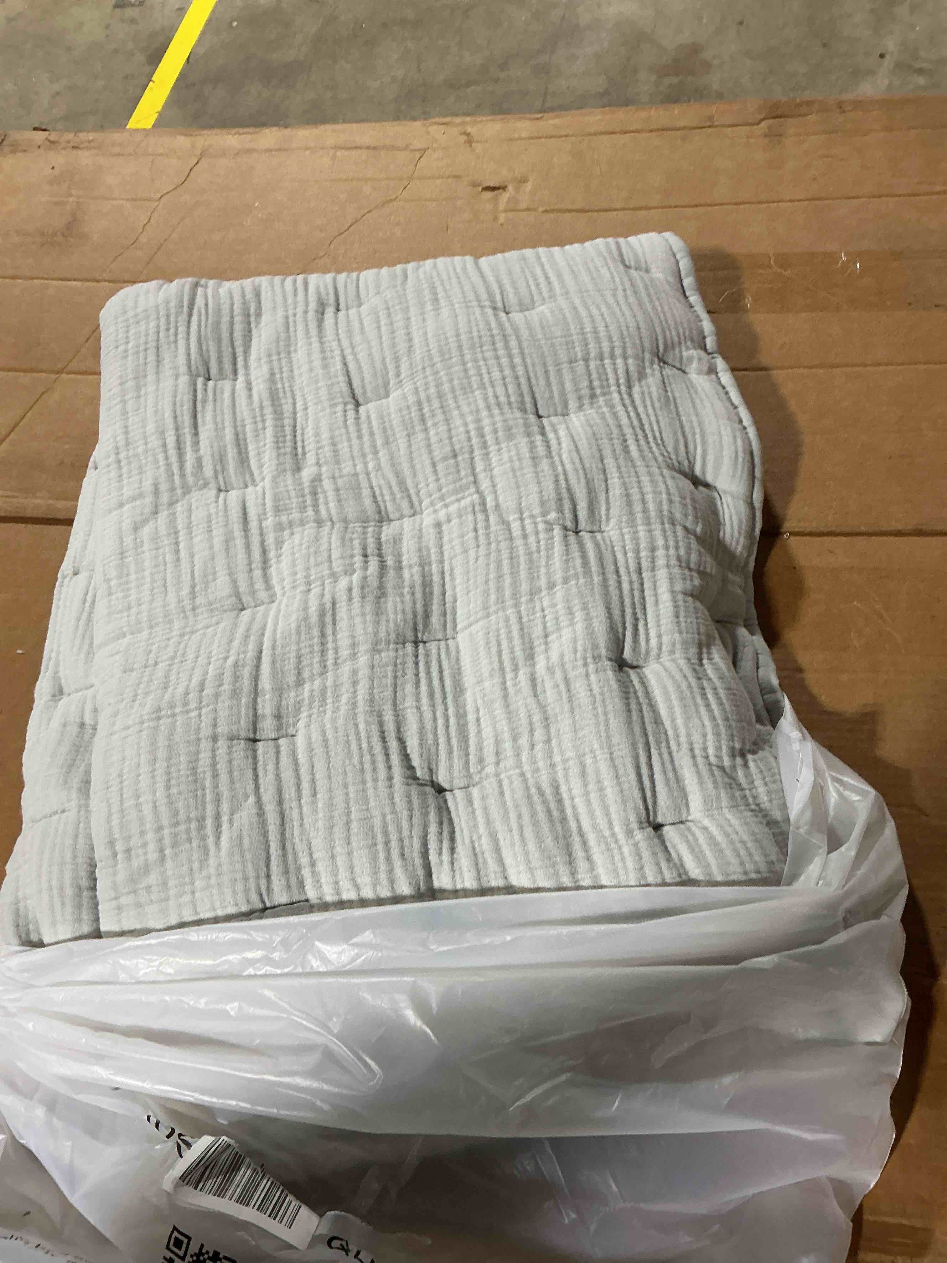 Condition photo showing Good Condition for organic cotton gauze toddler quilt & sham set, one size, mist. incomplete only the quilt
