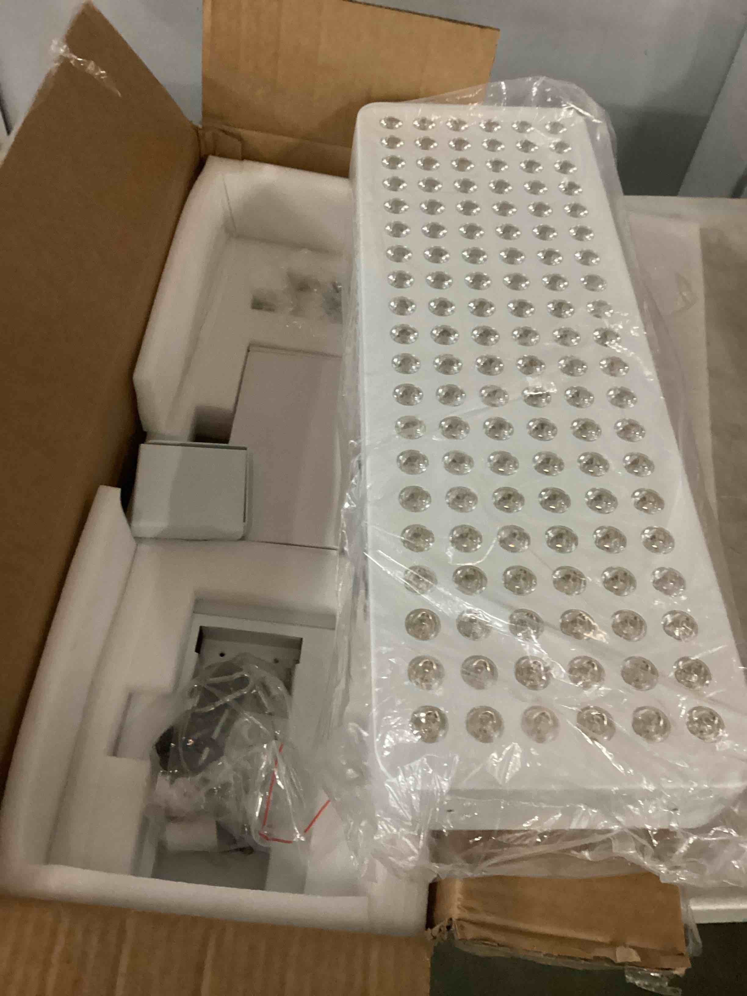 Condition photo showing Good Condition for red light therapy with base, 630/660/810/830/850nm 5 wavelengths red near infrared light device with 120 dual chip clinical grade leds, remote control, timer for face, body, skin, bo-600