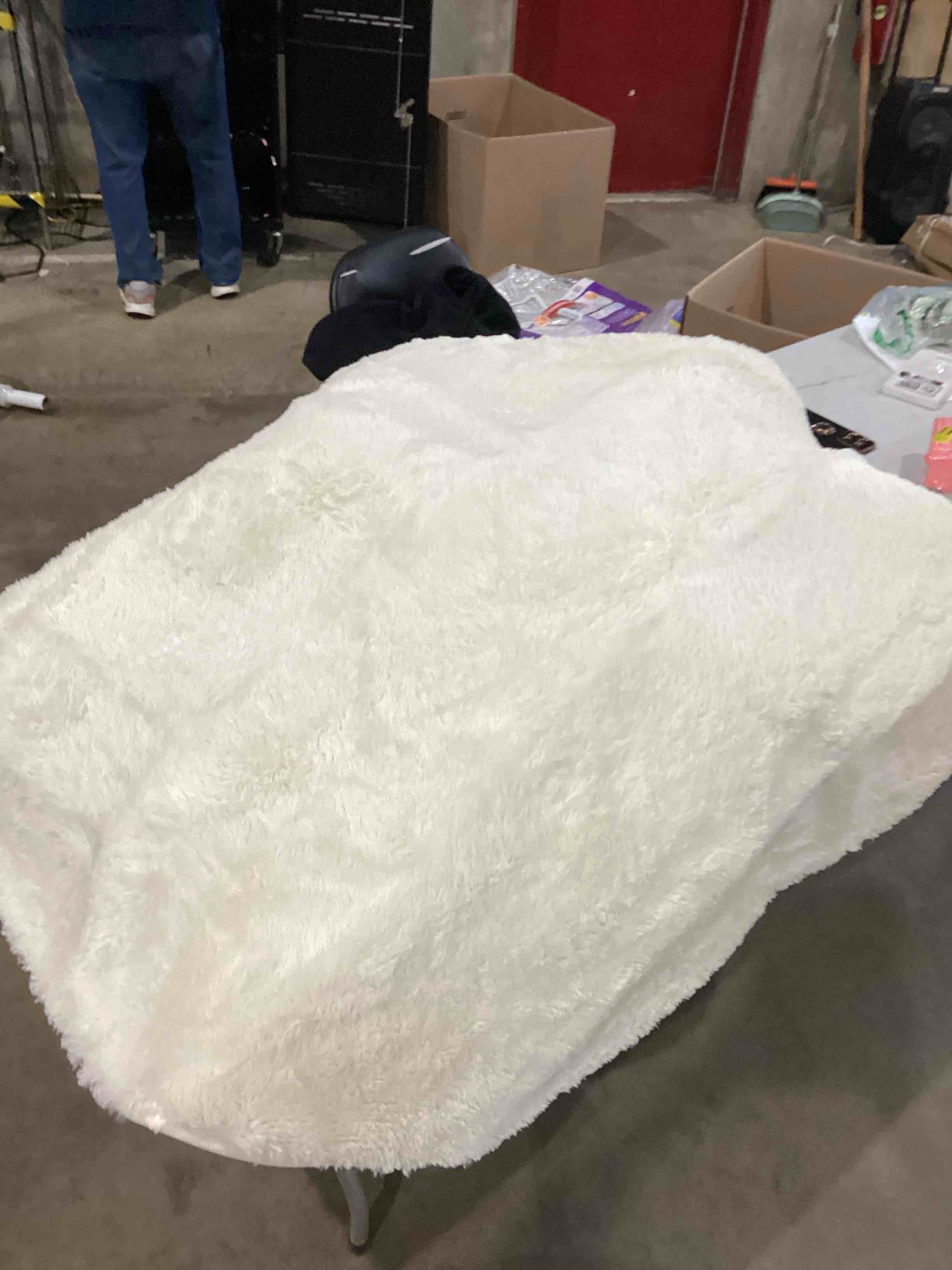 Condition photo showing Good Condition for ophanie area rug circle 