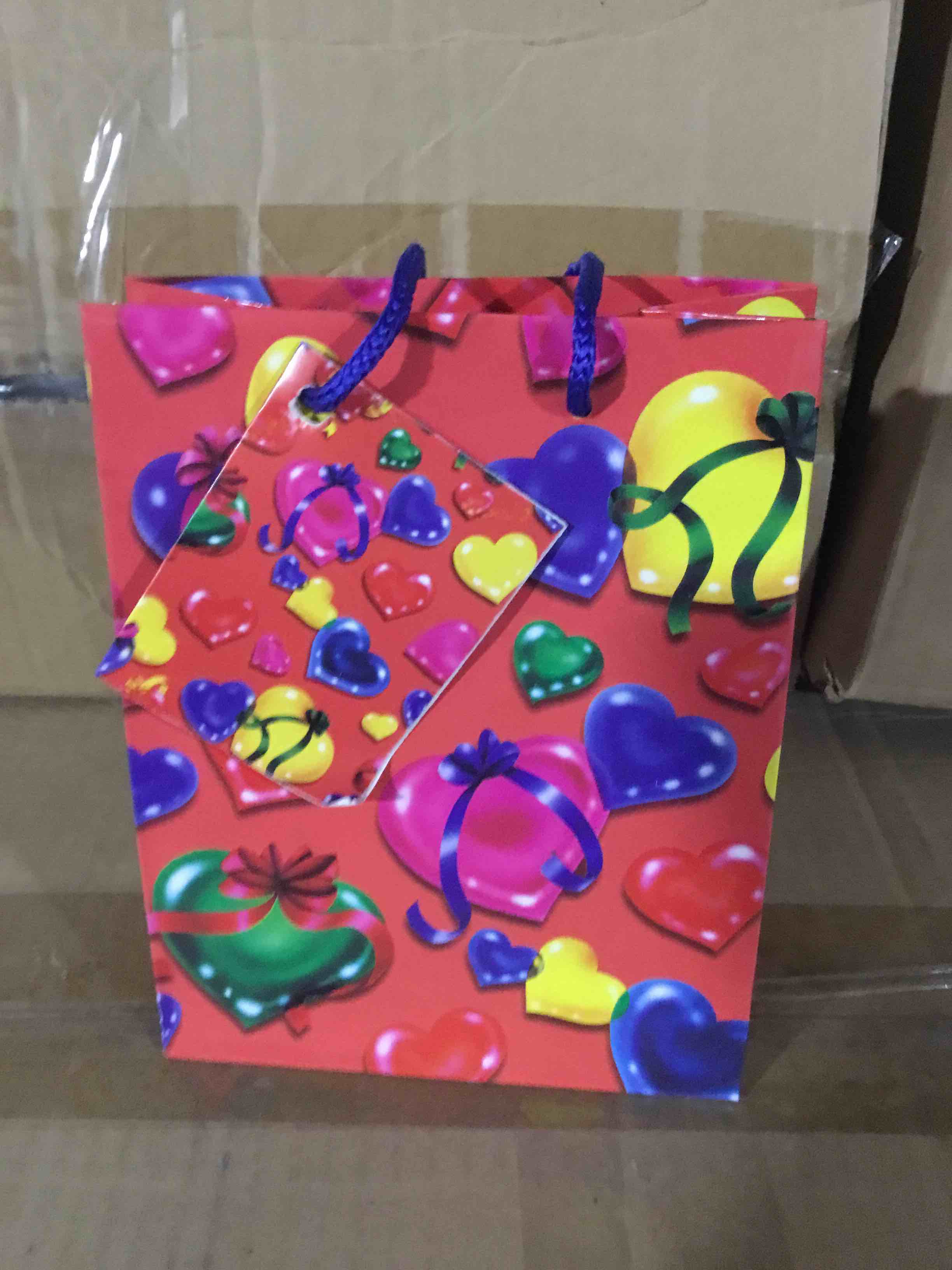 Box of 300 Small gift bags with colorful hearts 