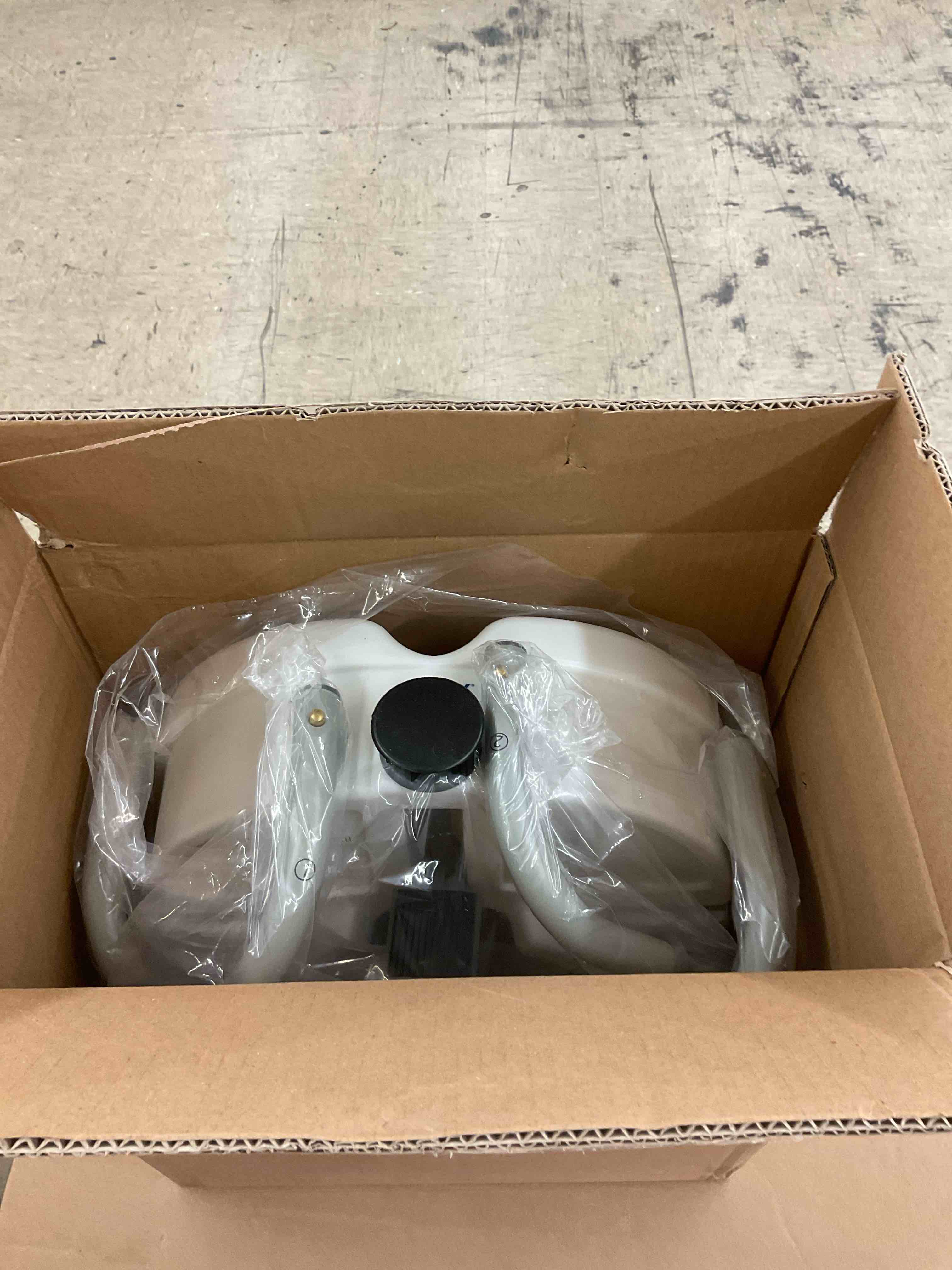 https://s3.amazonaws.com/lotting-images-prod/BoxBids/BXB0500056_1778263805618.jpeg