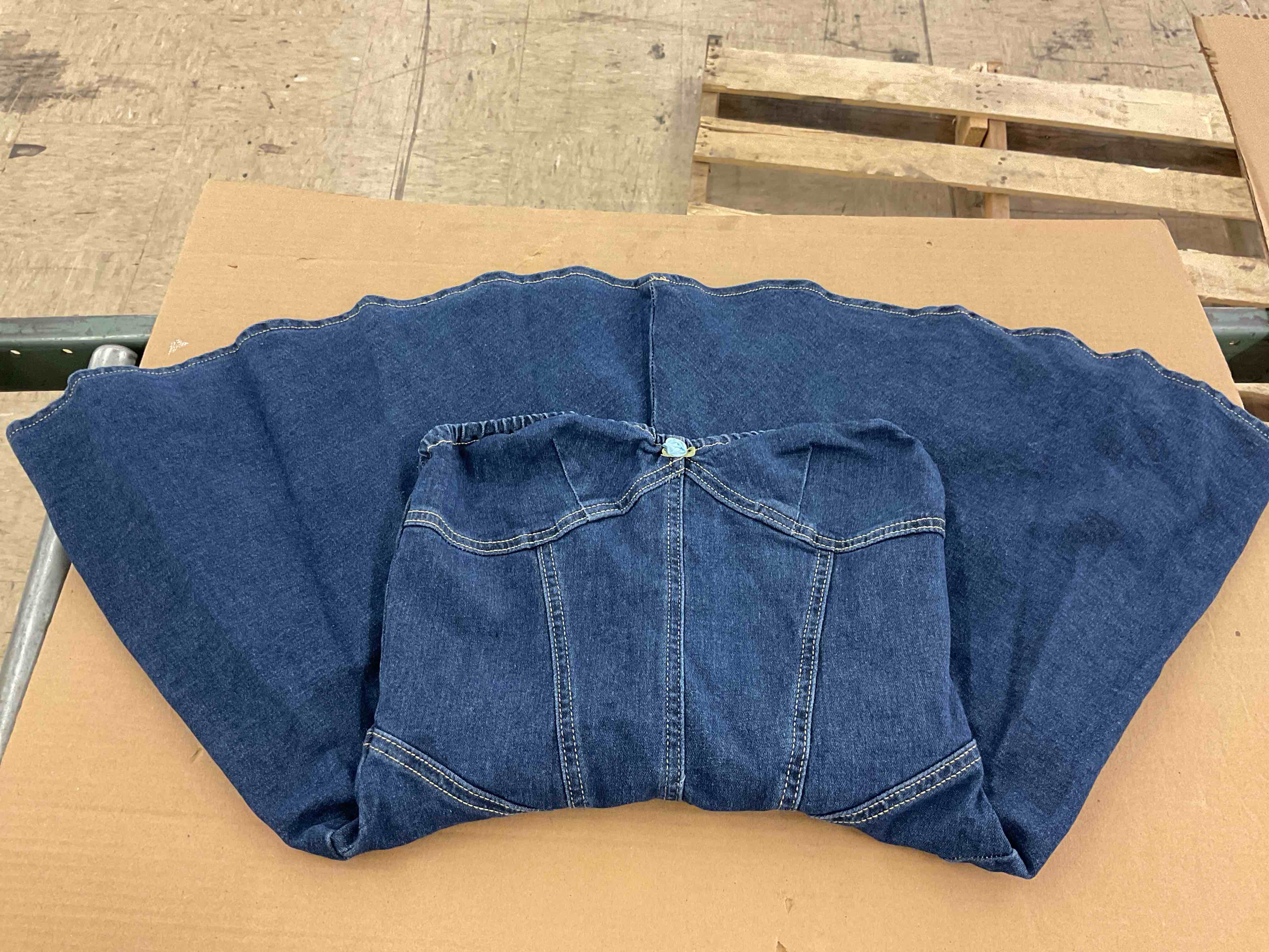 https://s3.amazonaws.com/lotting-images-prod/BoxBids/BXB0500364_1778600443680.jpeg