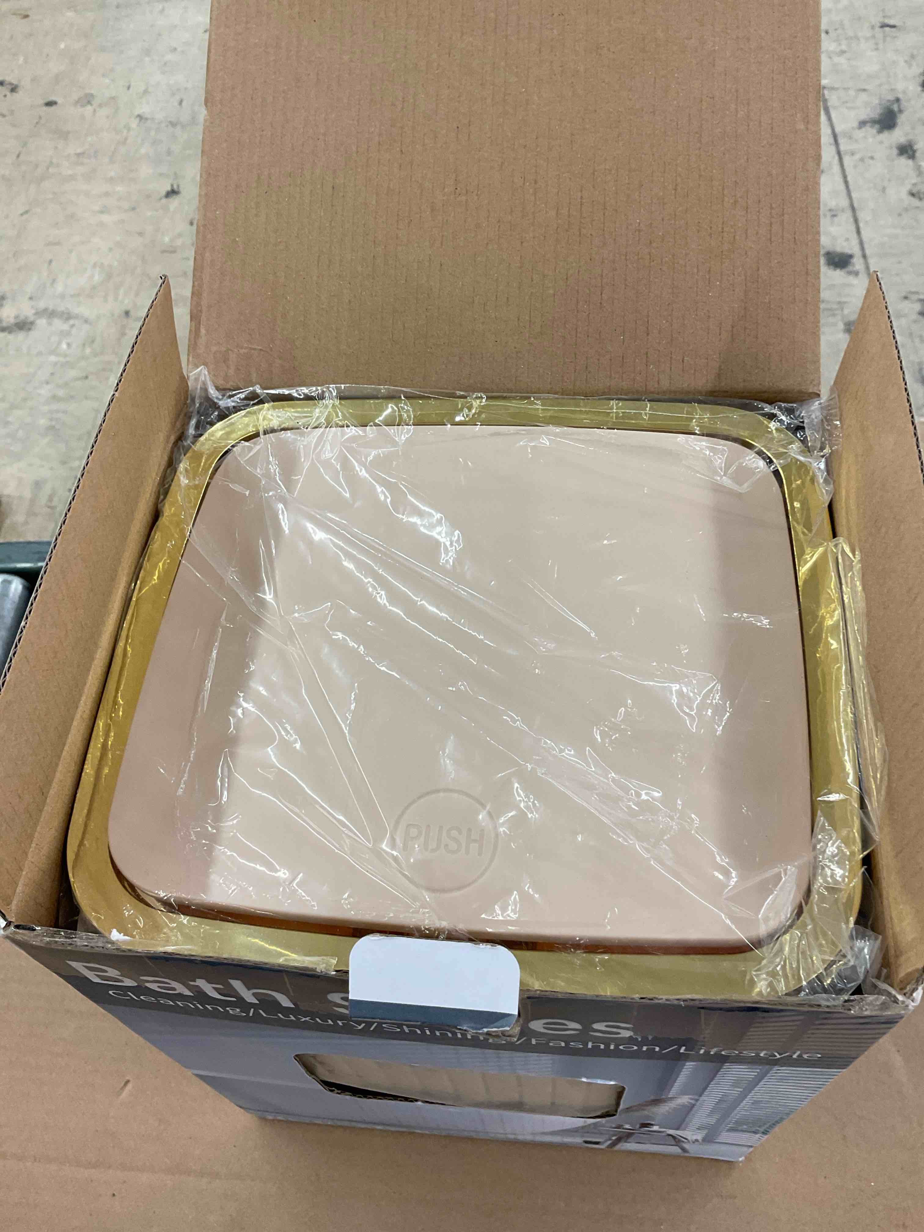 https://s3.amazonaws.com/lotting-images-prod/BoxBids/BXB0500810_1778508715160.jpeg