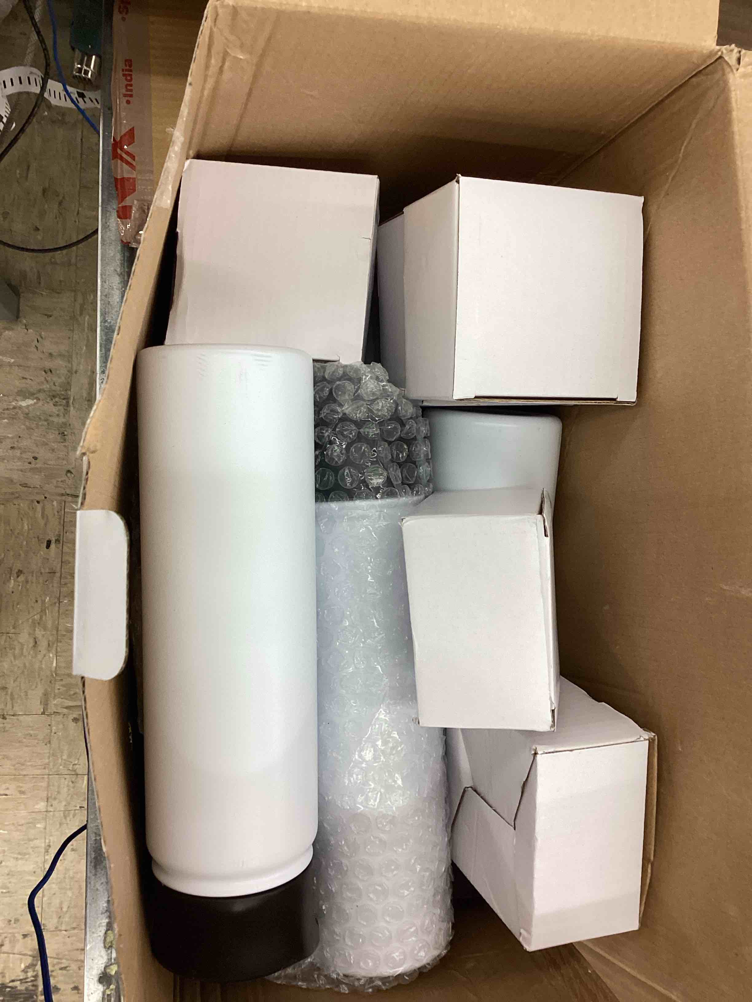 https://s3.amazonaws.com/lotting-images-prod/BoxBids/BXB0500846_1778089228685.jpeg