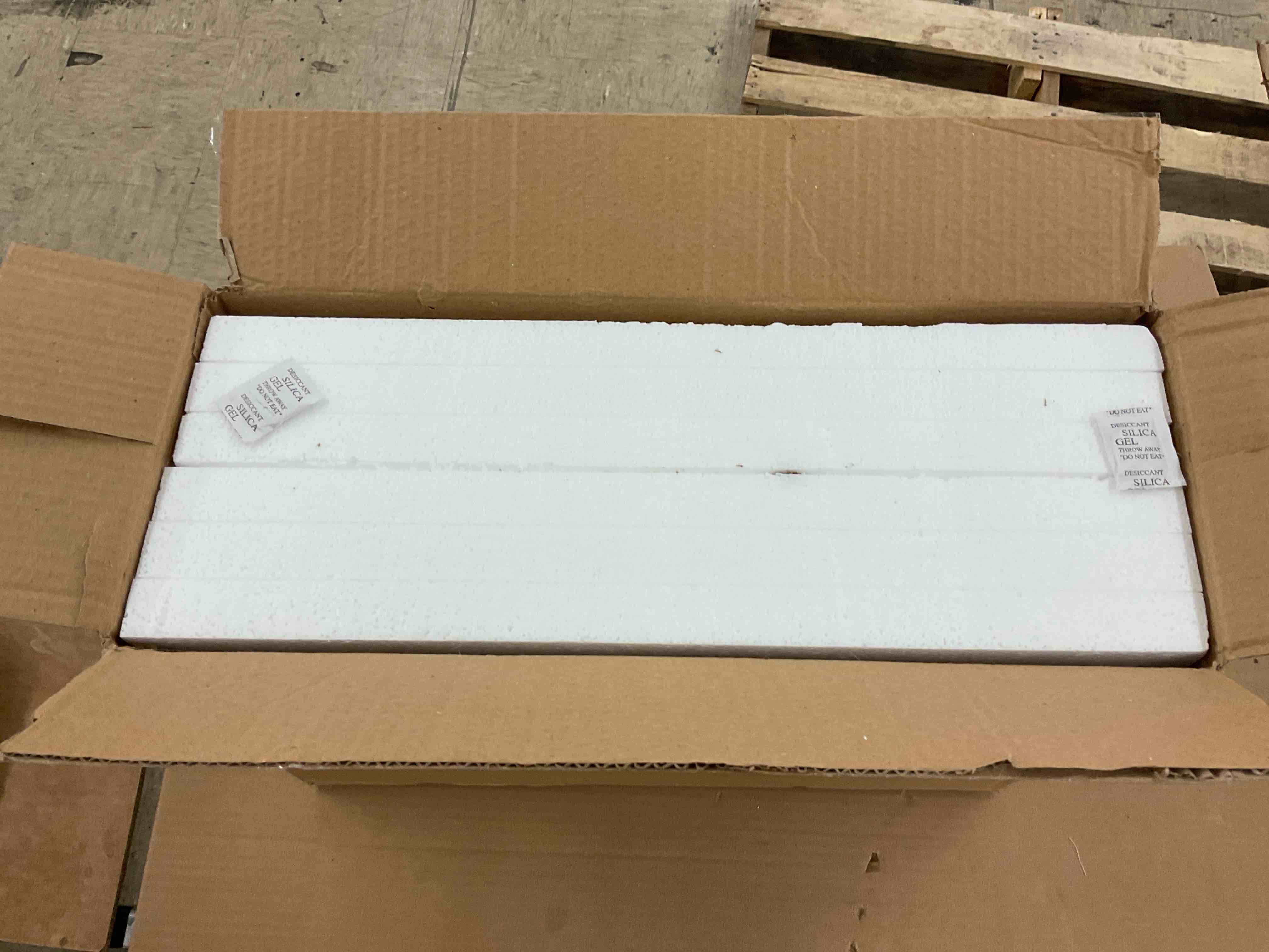 https://s3.amazonaws.com/lotting-images-prod/BoxBids/BXB0501002_1778615528390.jpeg