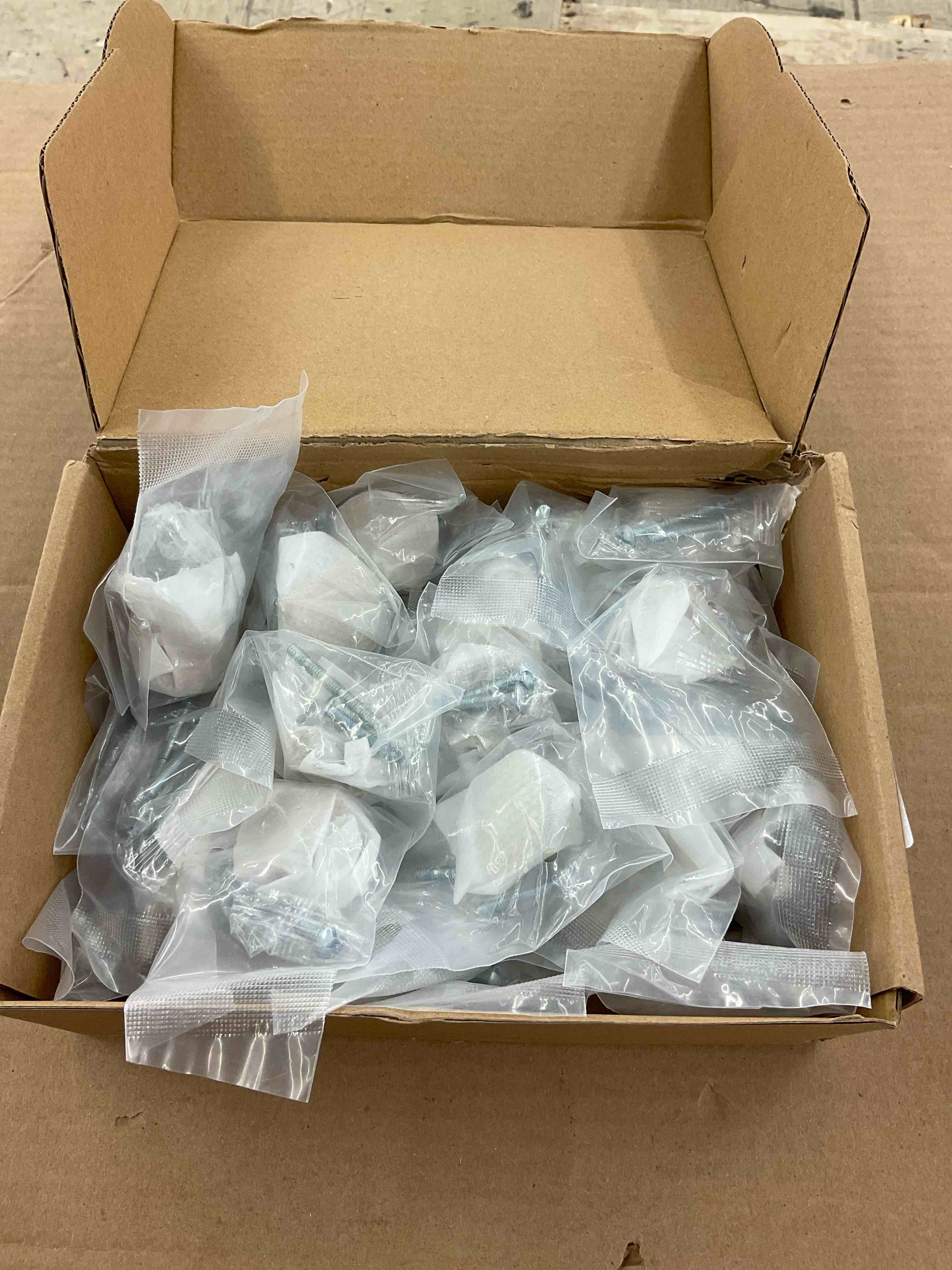 https://s3.amazonaws.com/lotting-images-prod/BoxBids/BXB0501452_1778704979622.jpeg