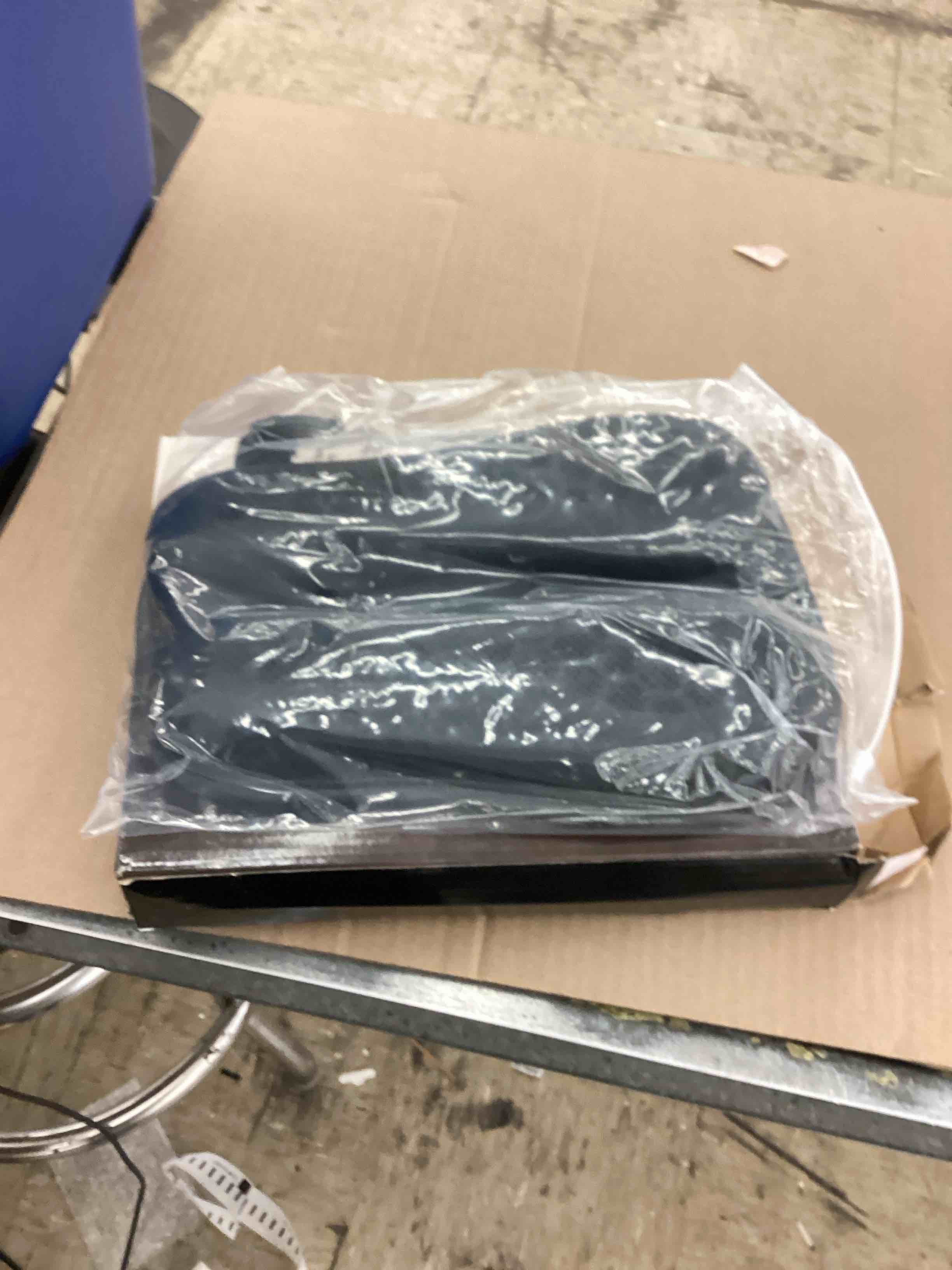 https://s3.amazonaws.com/lotting-images-prod/BoxBids/BXB0502464_1779118055959.jpeg