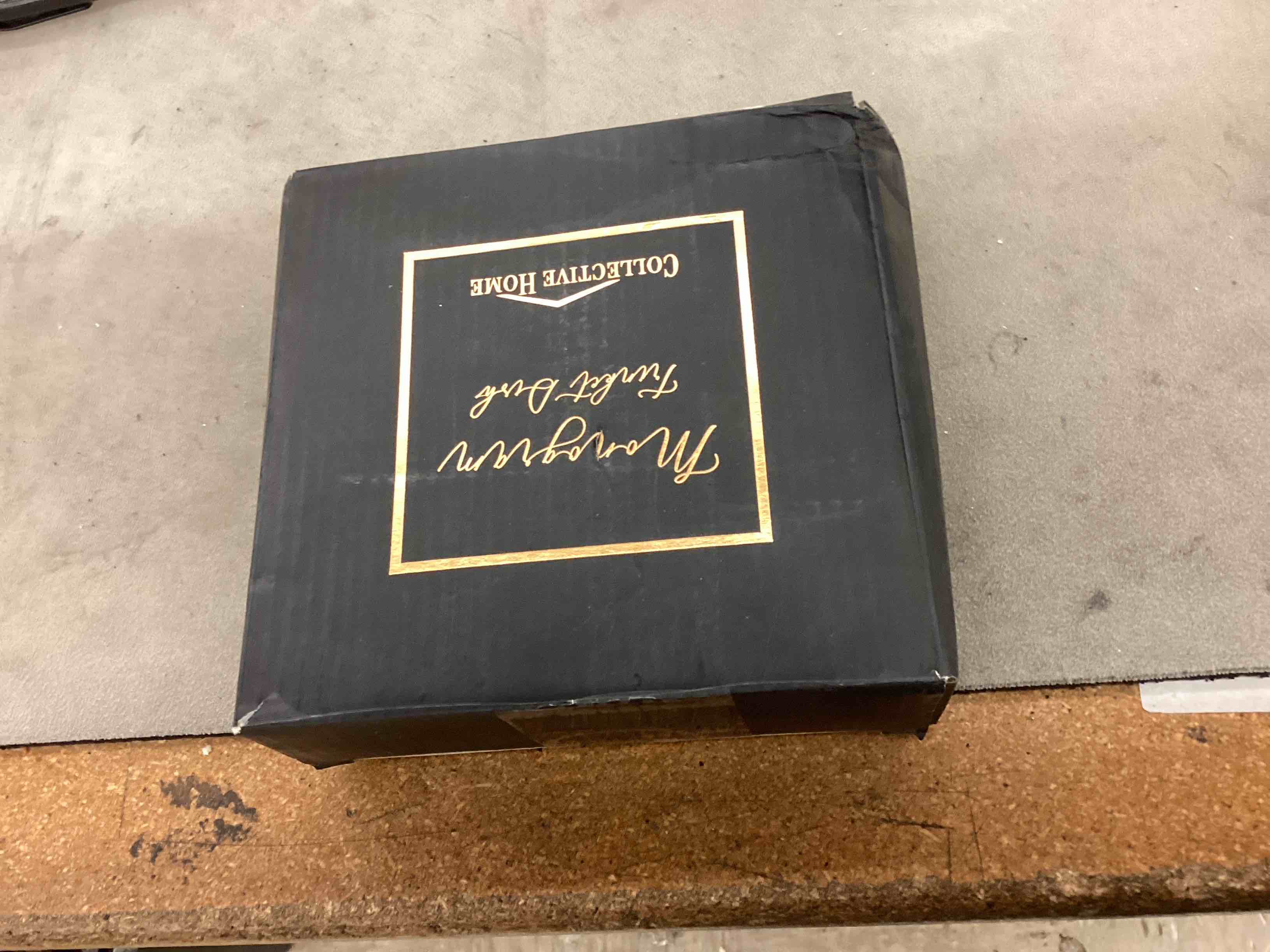 https://s3.amazonaws.com/lotting-images-prod/BoxBids/BXB0502560_1779135841381.jpeg