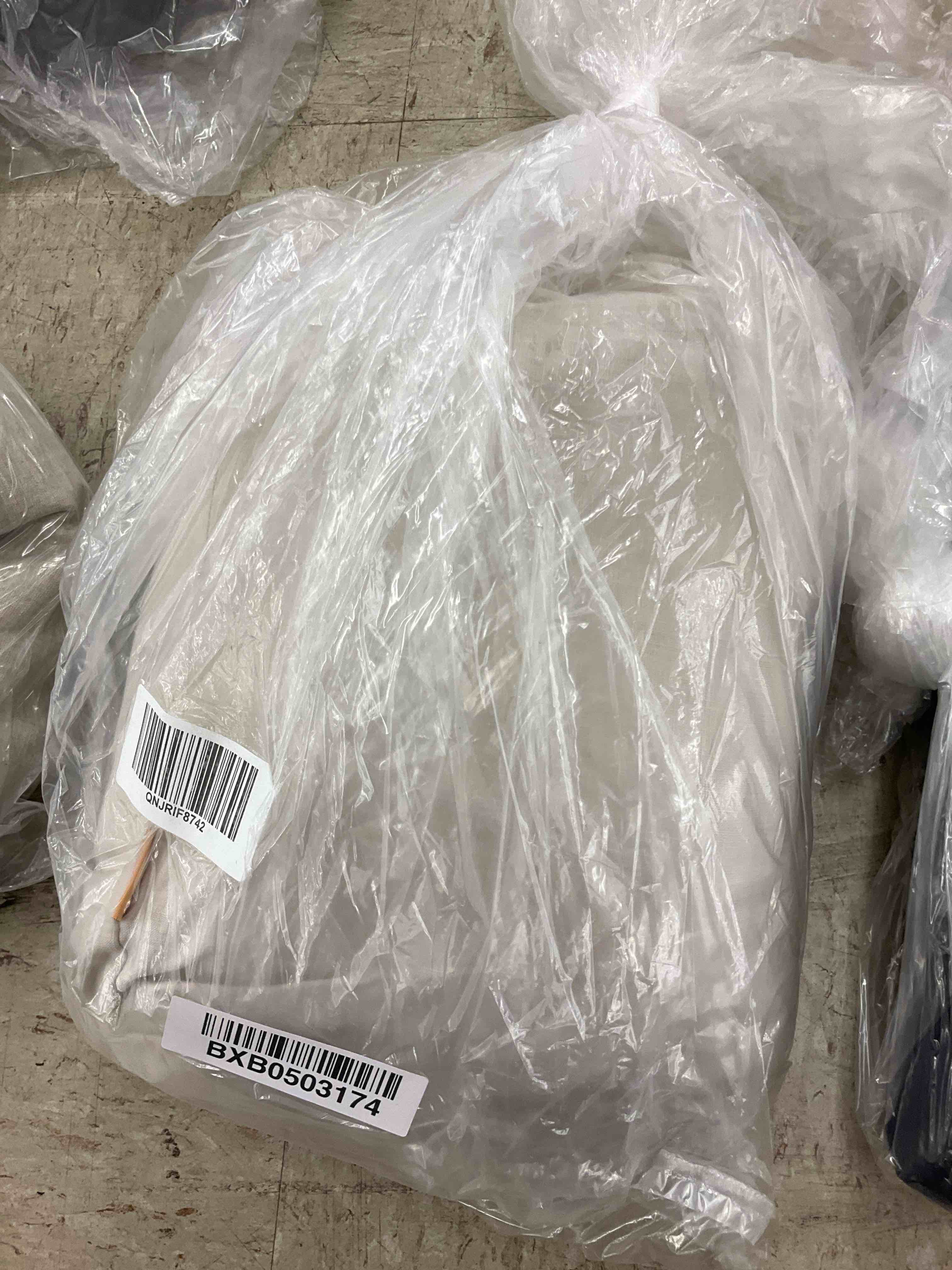 https://s3.amazonaws.com/lotting-images-prod/BoxBids/BXB0503174_1781984568827.jpeg