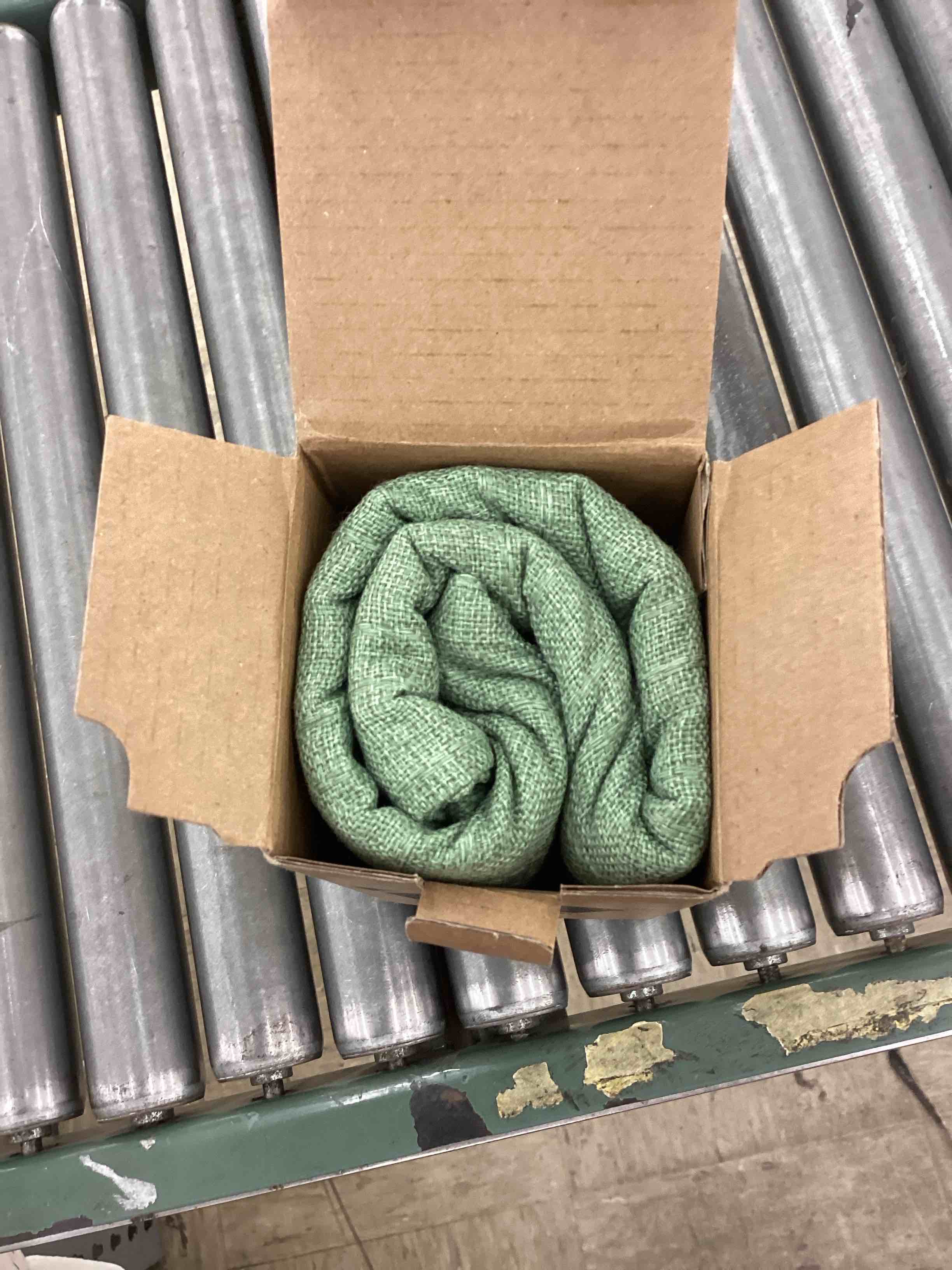 https://s3.amazonaws.com/lotting-images-prod/BoxBids/BXB0503633_1779890936215.jpeg