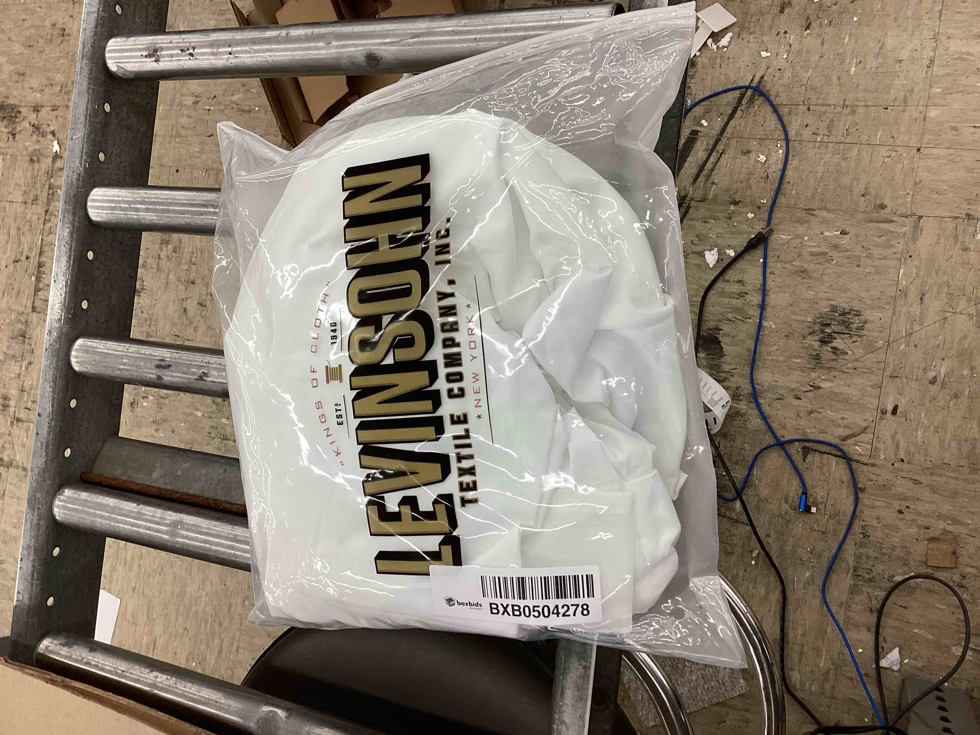 https://s3.amazonaws.com/lotting-images-prod/BoxBids/BXB0504278_1779294958215.jpeg