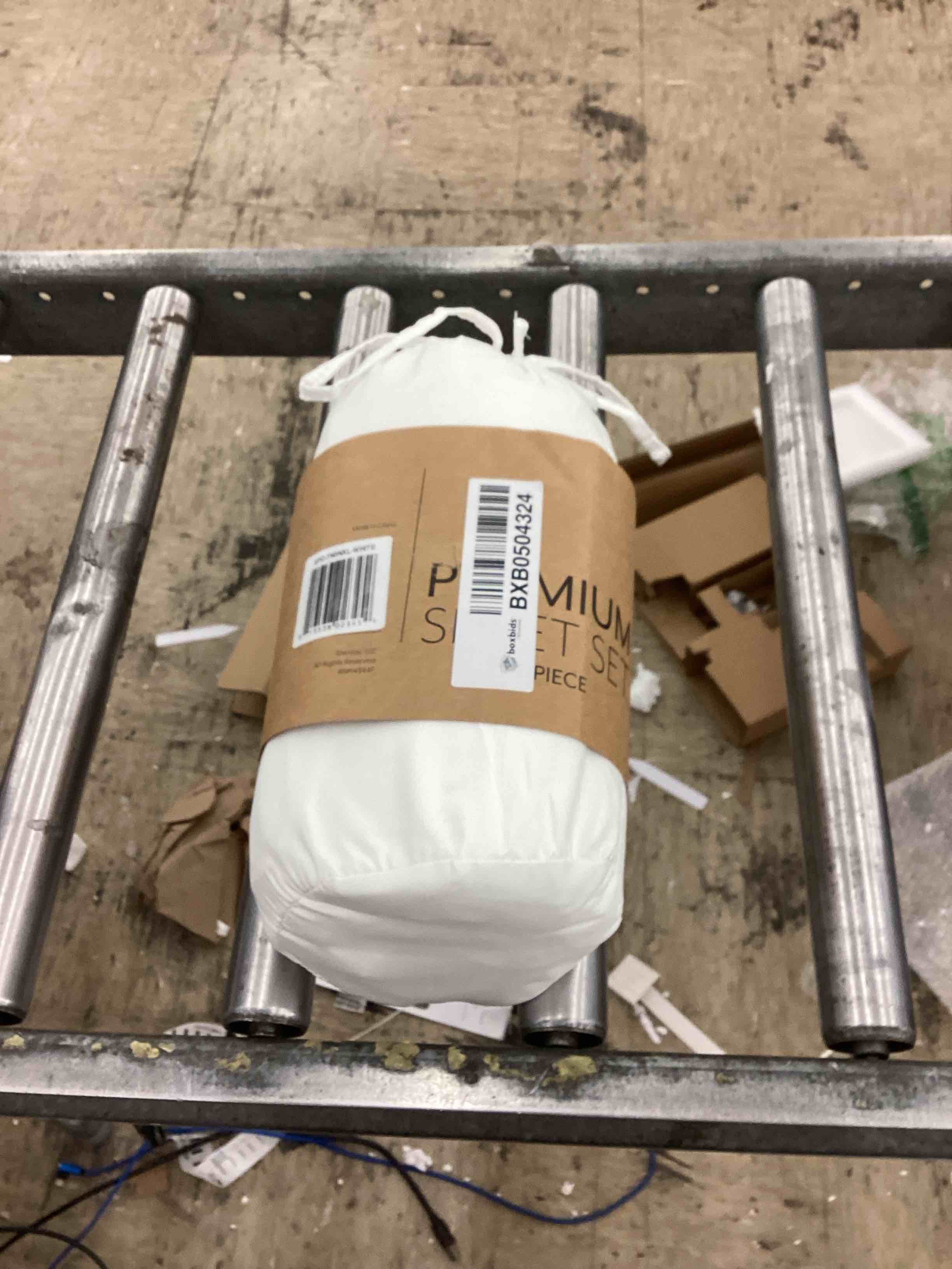 https://s3.amazonaws.com/lotting-images-prod/BoxBids/BXB0504324_1779309575689.jpeg
