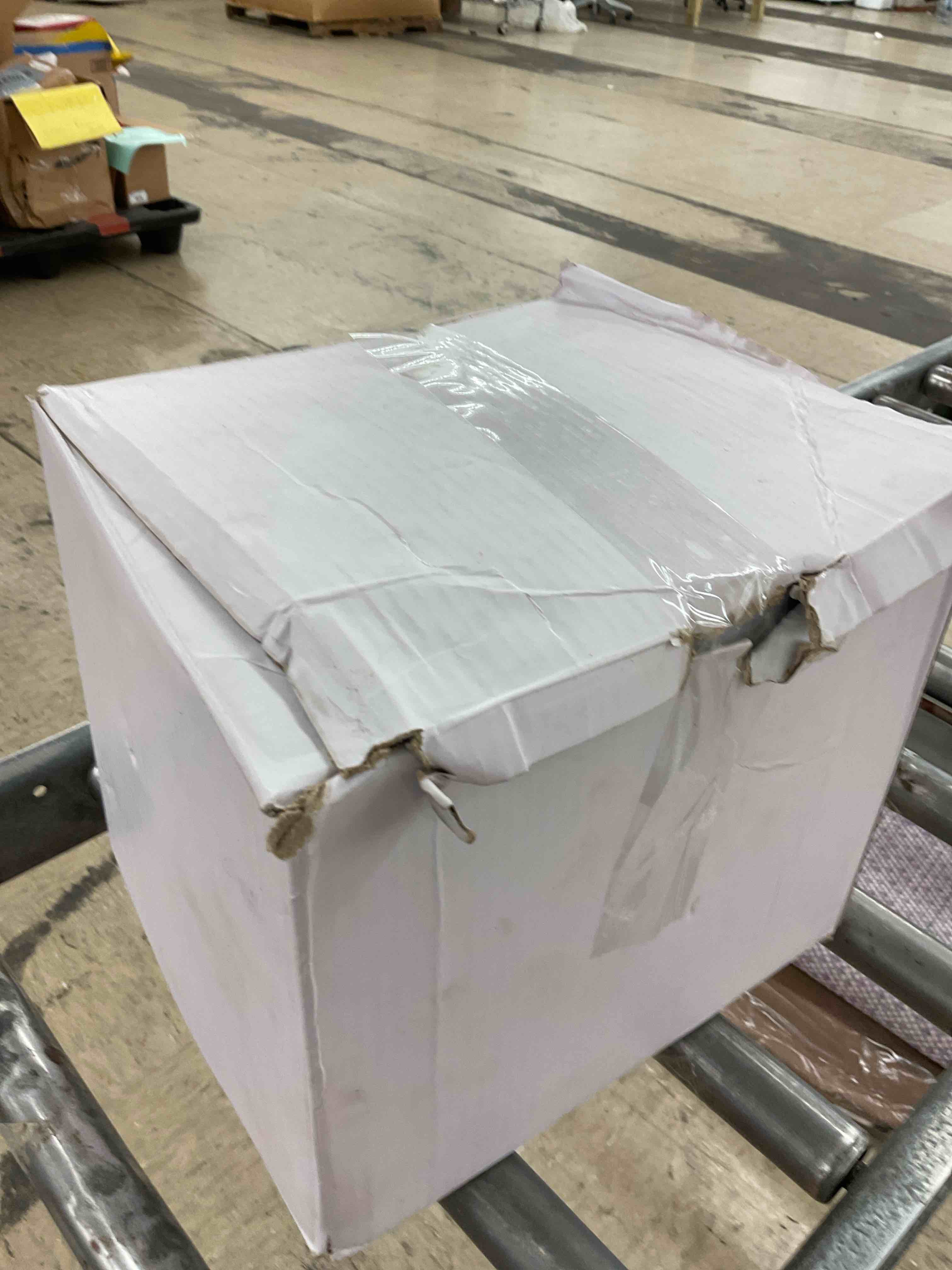 https://s3.amazonaws.com/lotting-images-prod/BoxBids/BXB0504433_1779281099799.jpeg