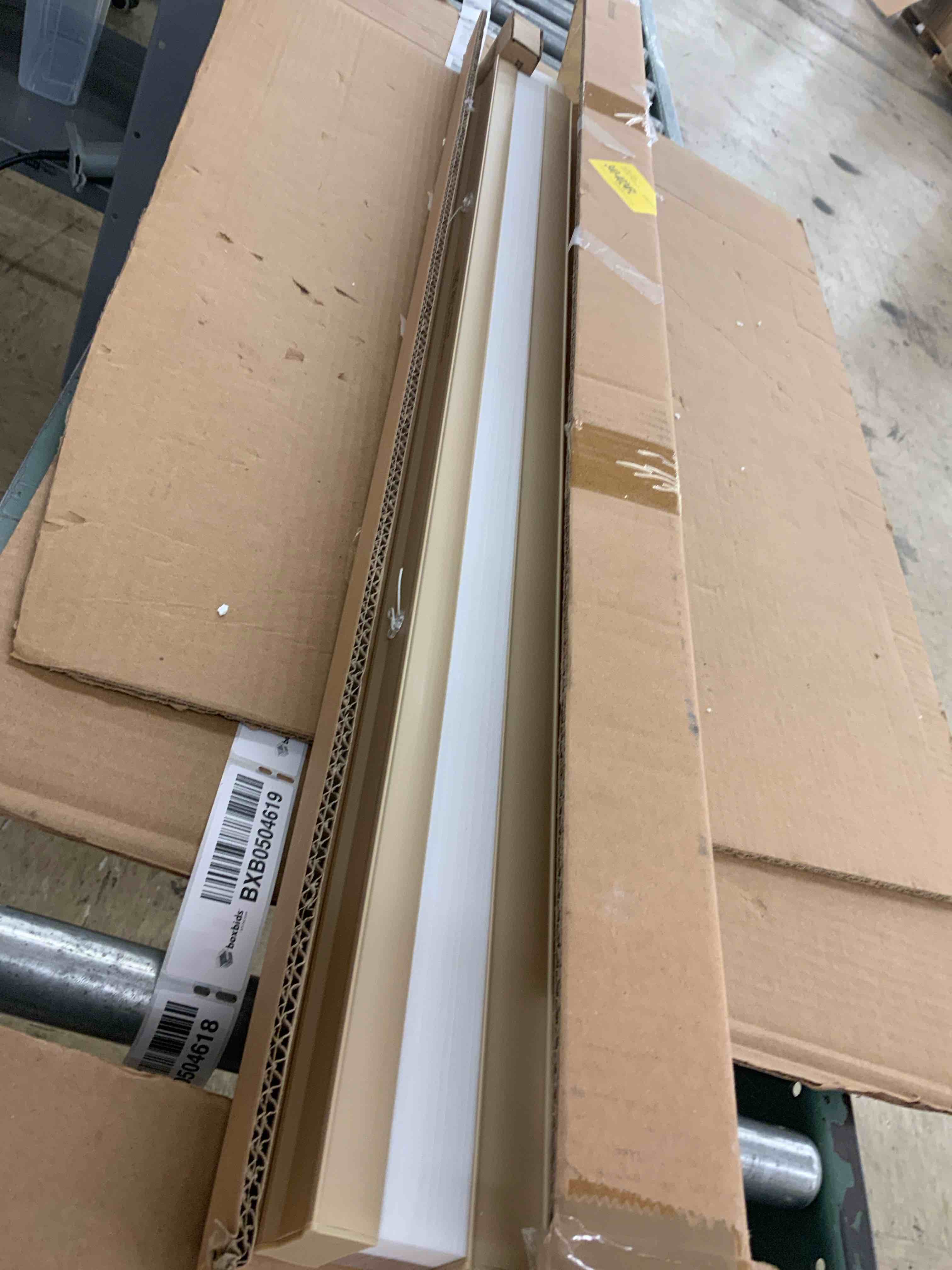 https://s3.amazonaws.com/lotting-images-prod/BoxBids/BXB0504629_1779368445453.jpeg