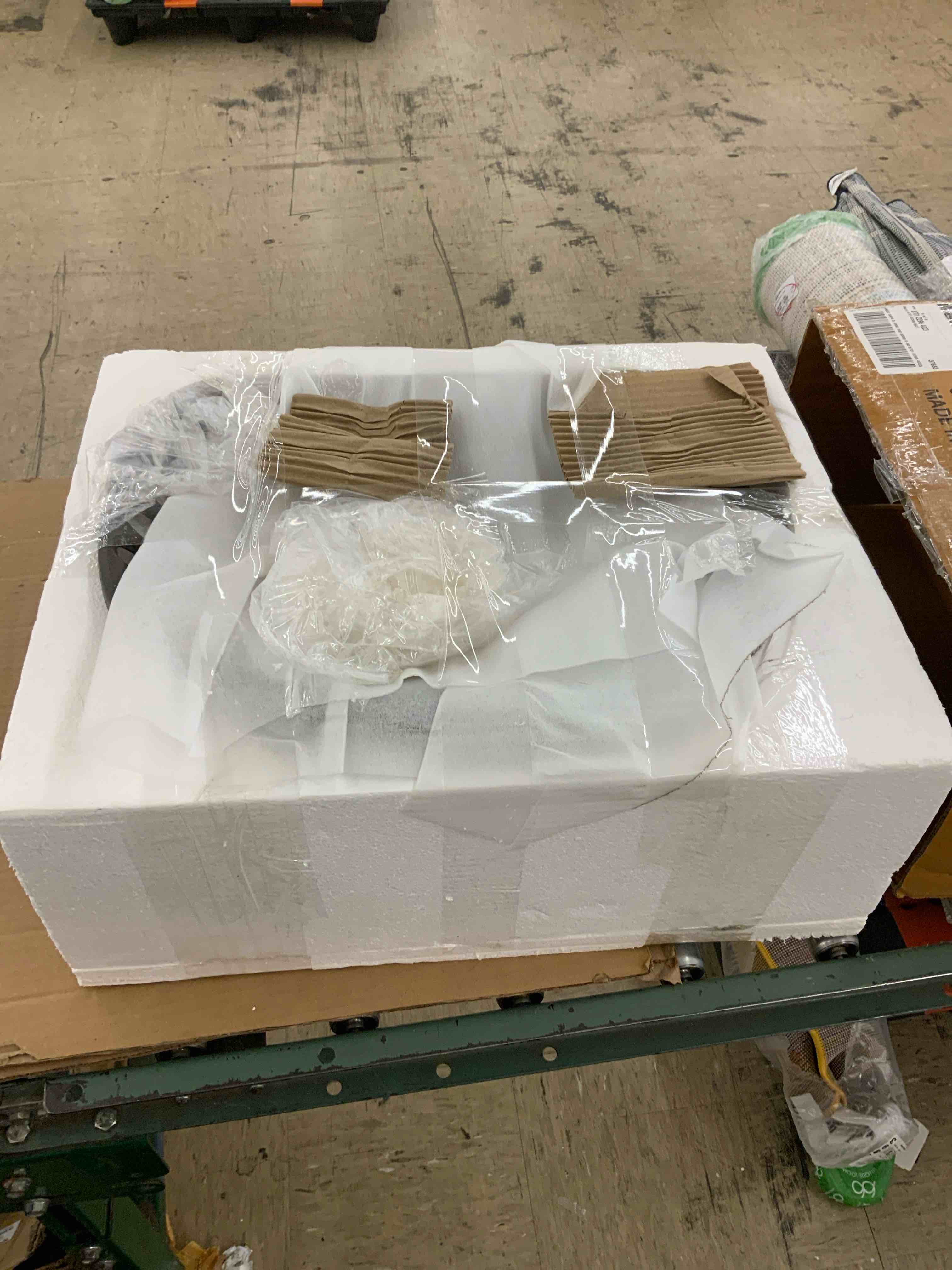 https://s3.amazonaws.com/lotting-images-prod/BoxBids/BXB0504965_1779379810174.jpeg
