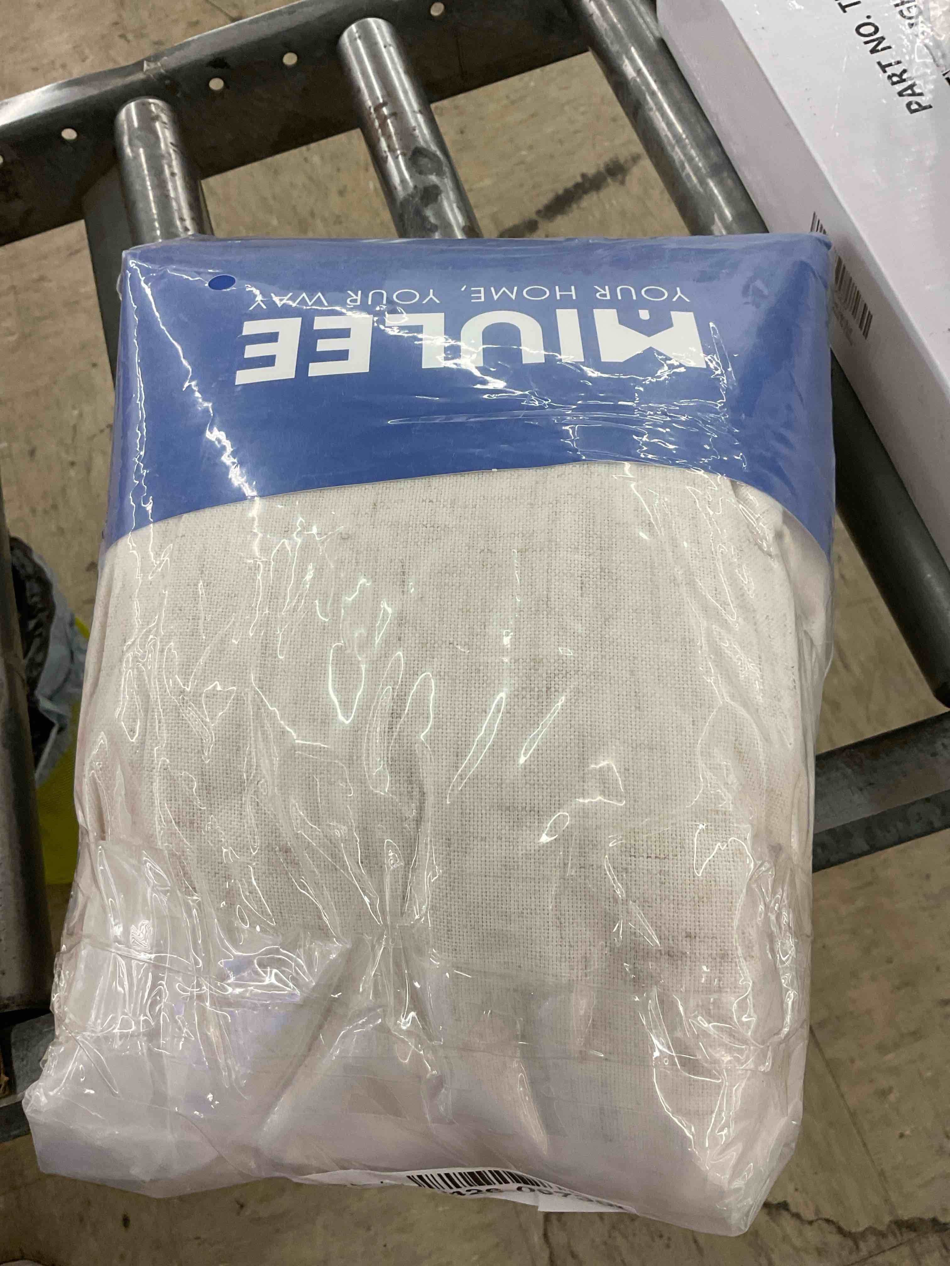 https://s3.amazonaws.com/lotting-images-prod/BoxBids/BXB0505004_1779464735712.jpeg