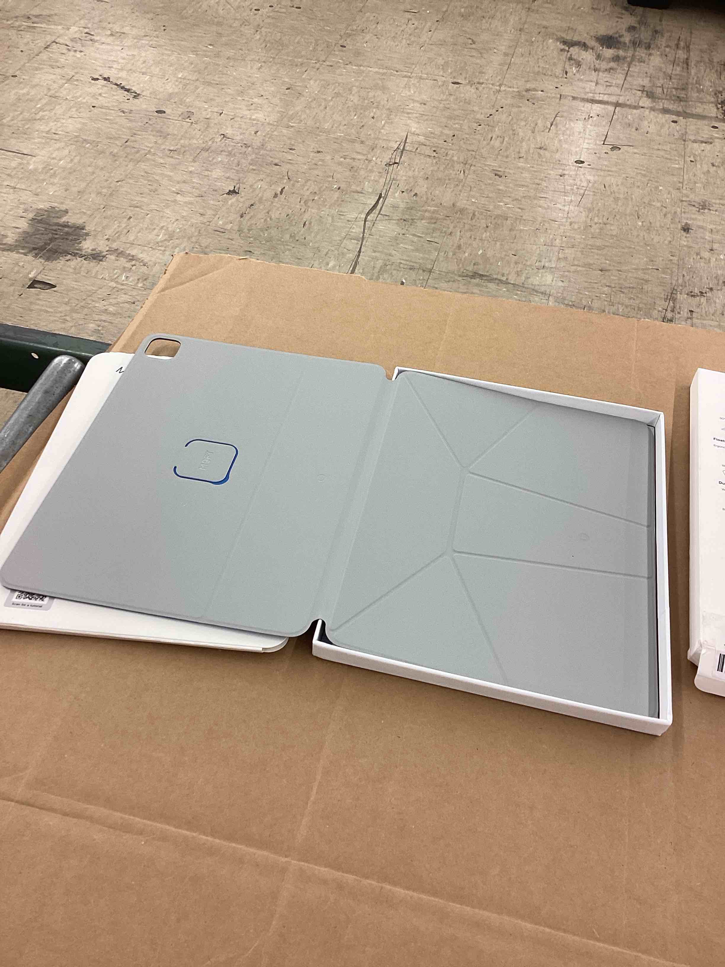 https://s3.amazonaws.com/lotting-images-prod/BoxBids/BXB0505164_1779811172605.jpeg