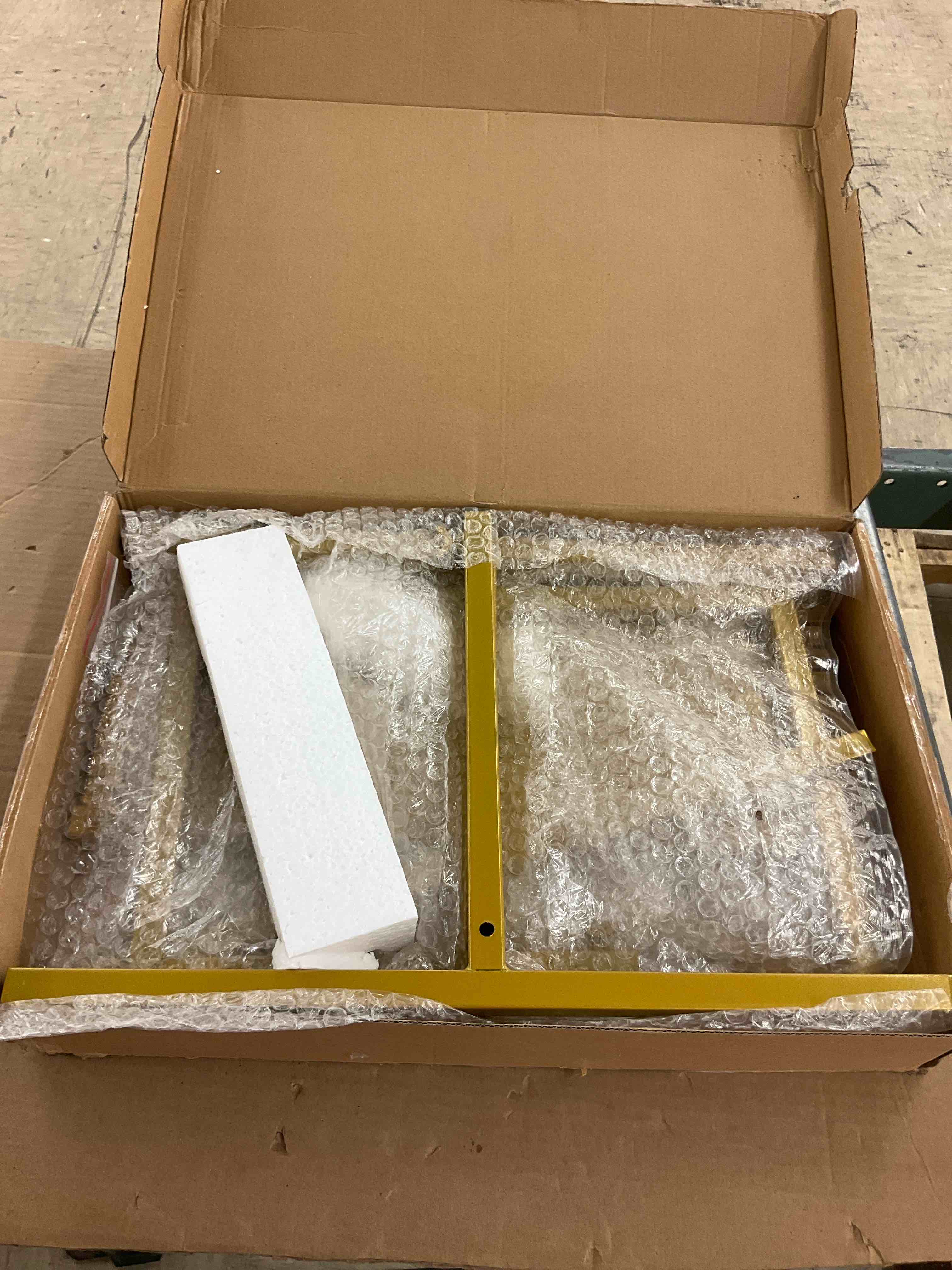 https://s3.amazonaws.com/lotting-images-prod/BoxBids/BXB0505676_1779131882070.jpeg