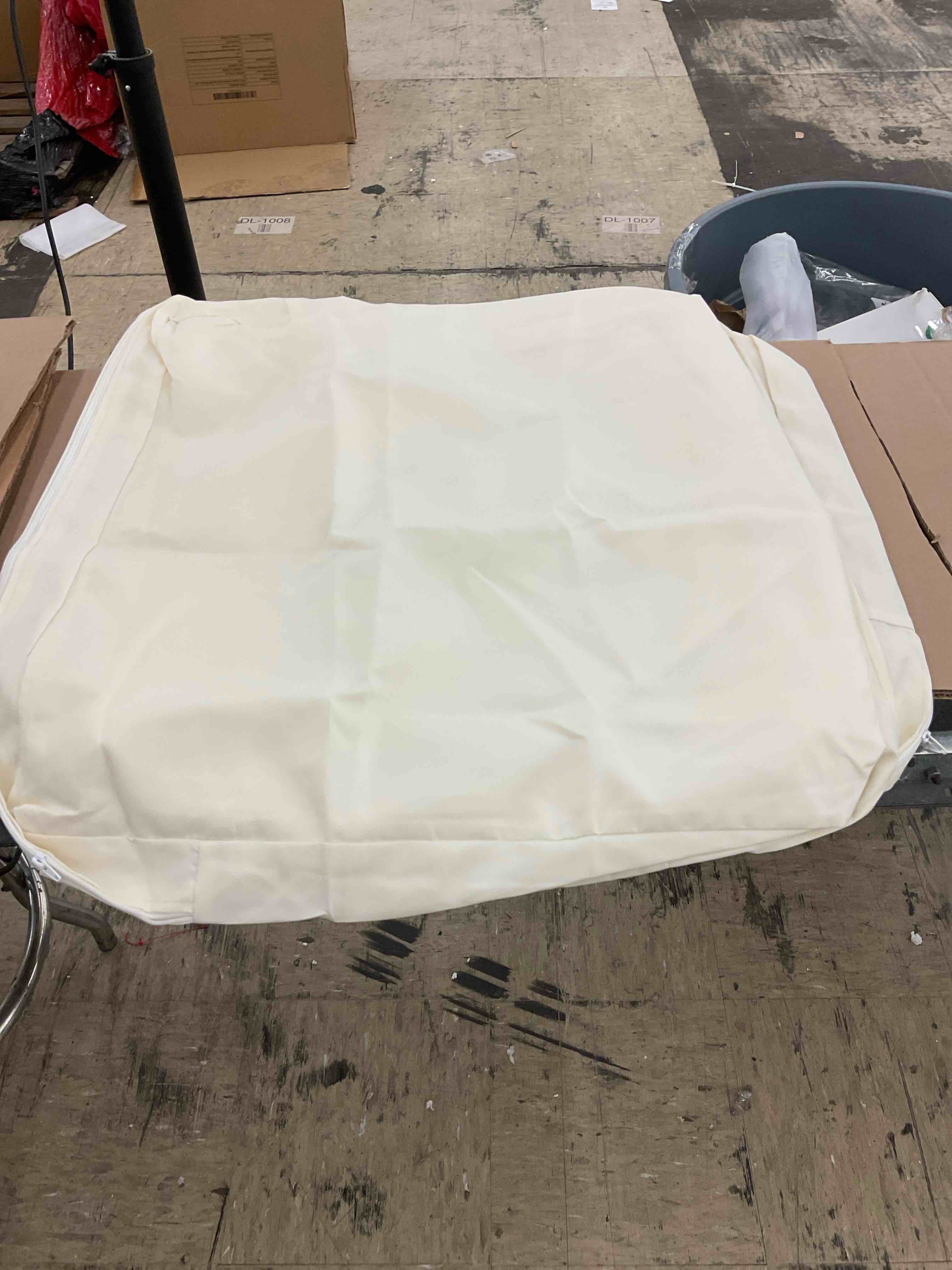 https://s3.amazonaws.com/lotting-images-prod/BoxBids/BXB0506514_1779718748000.jpeg