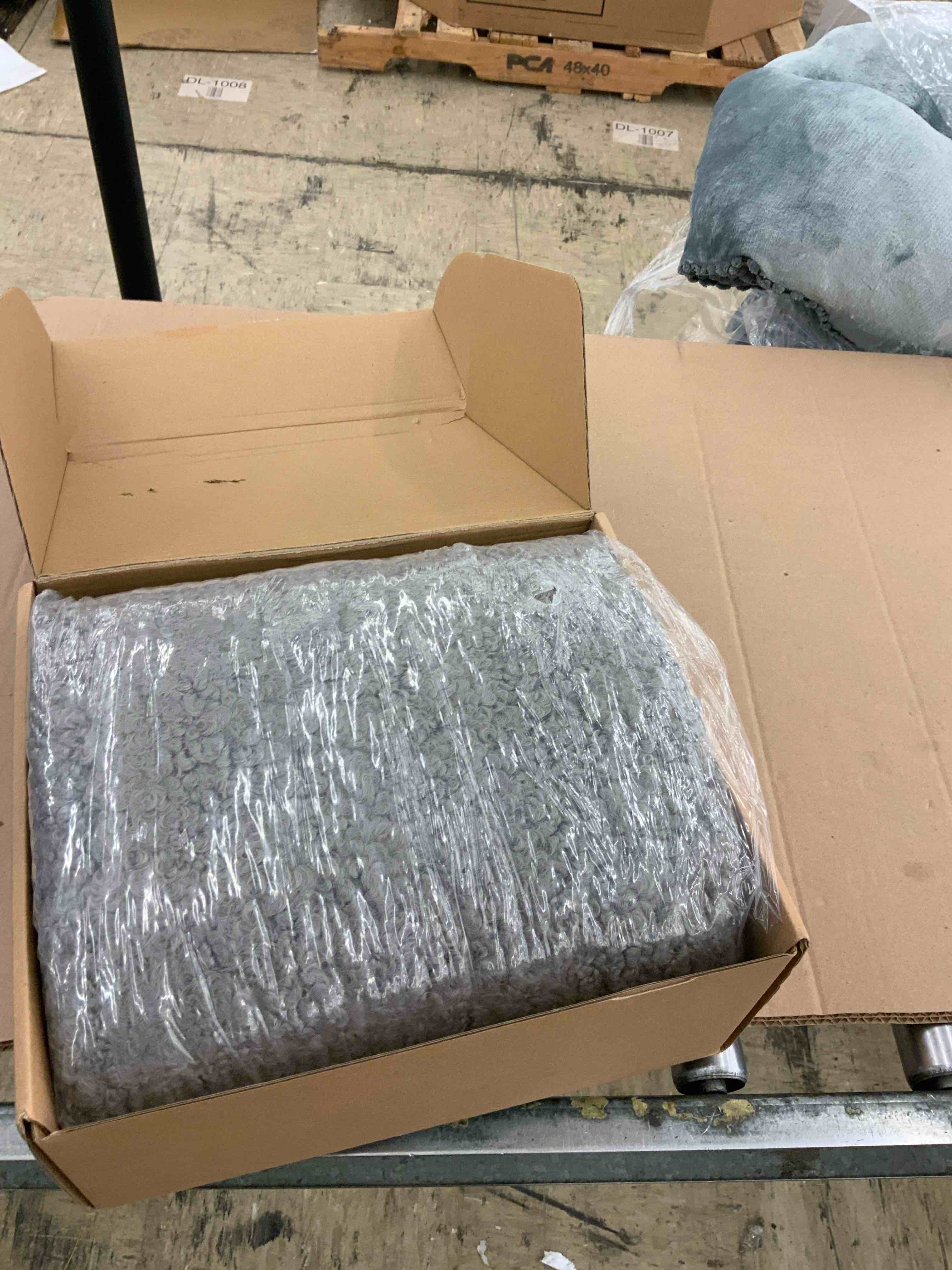 https://s3.amazonaws.com/lotting-images-prod/BoxBids/BXB0506732_1779819918943.jpeg