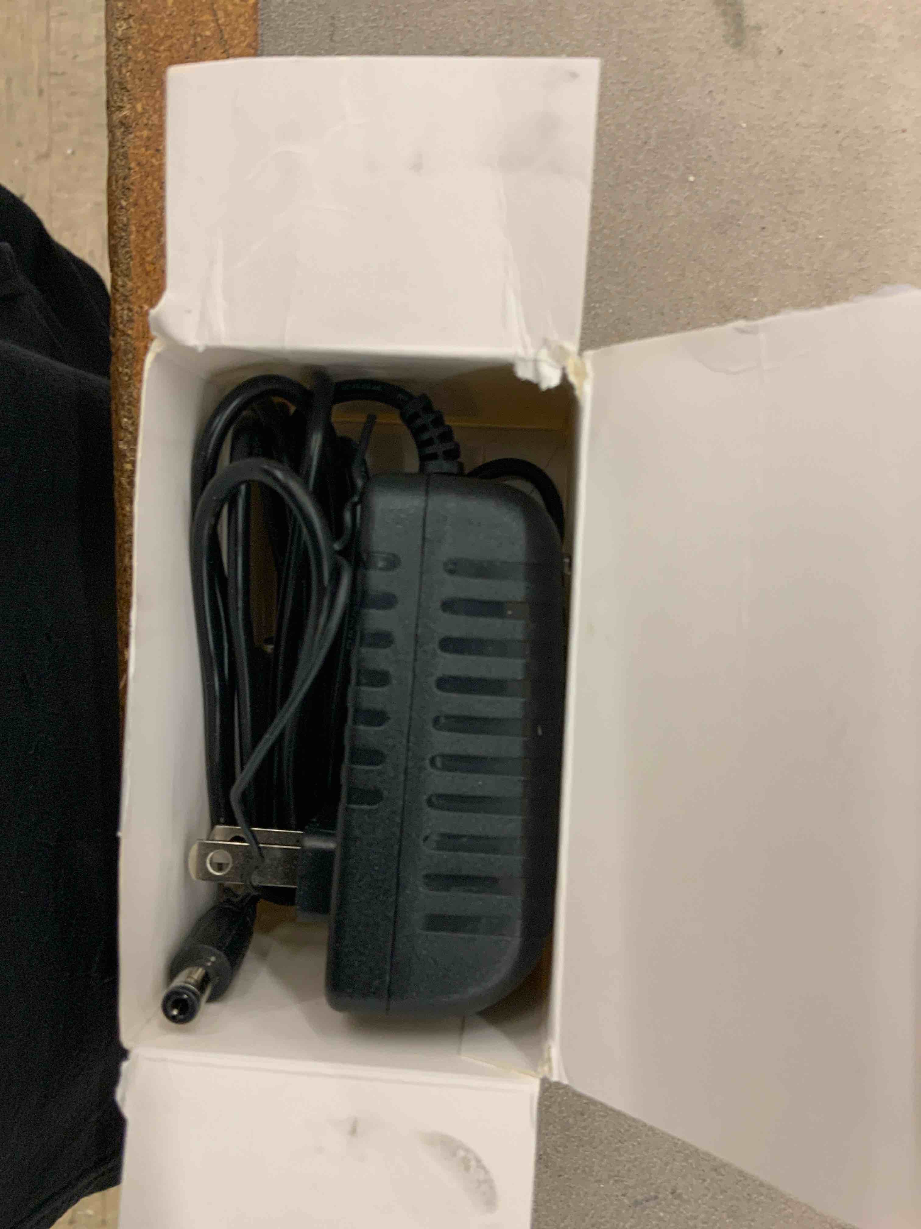 https://s3.amazonaws.com/lotting-images-prod/BoxBids/BXB0506787_1779895505912.jpeg