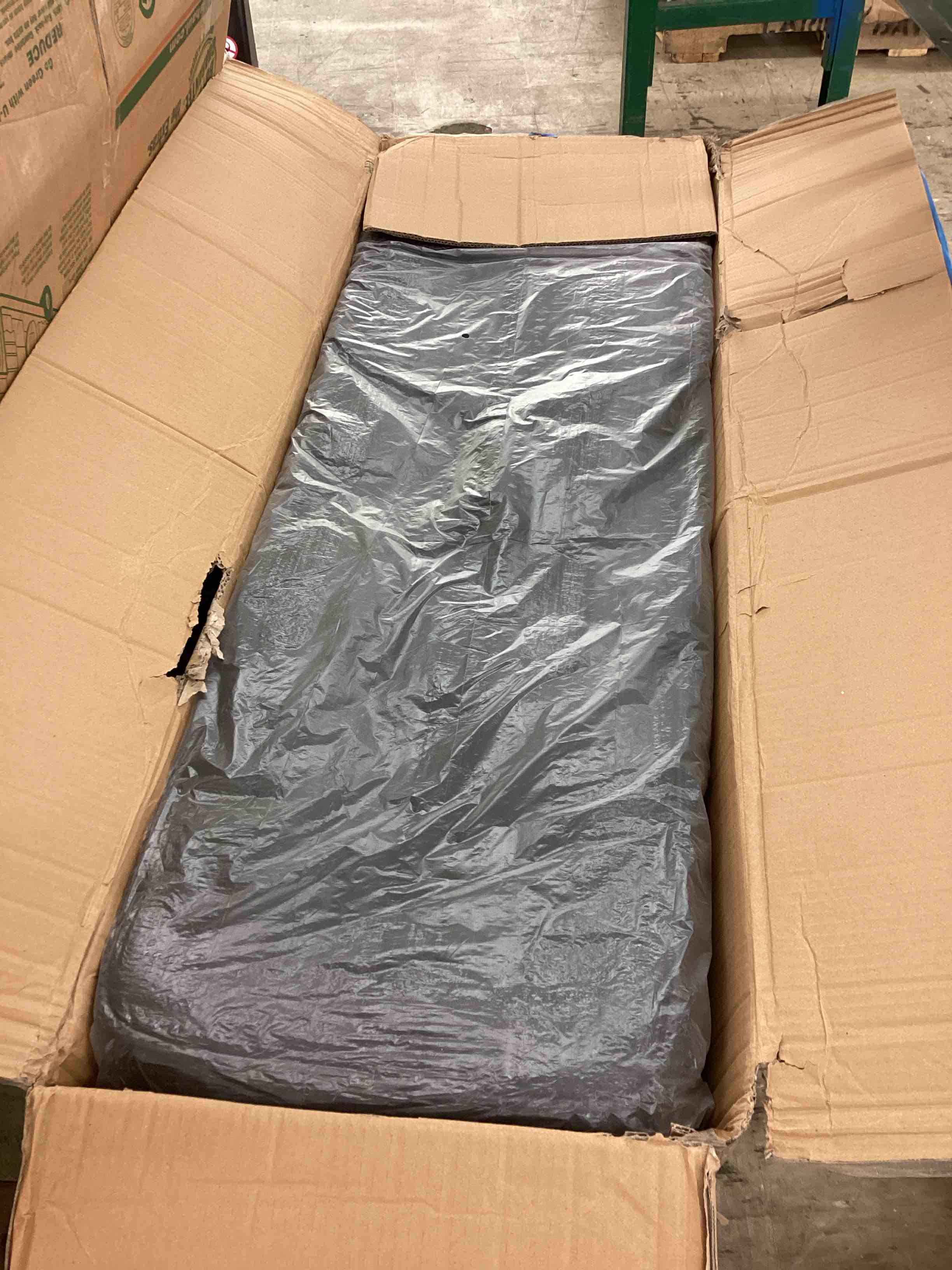 https://s3.amazonaws.com/lotting-images-prod/BoxBids/BXB0507003_1780326838672.jpeg