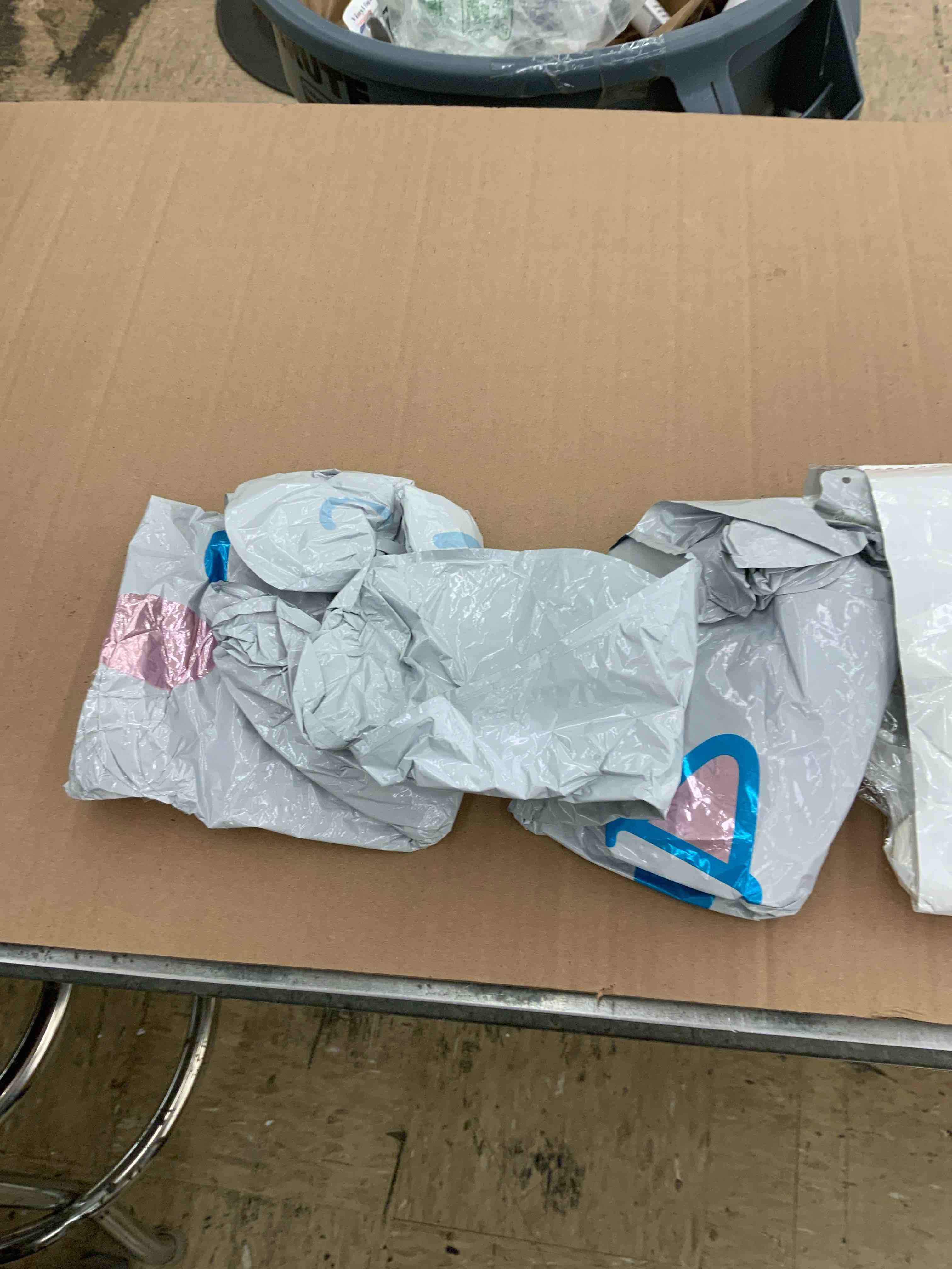 https://s3.amazonaws.com/lotting-images-prod/BoxBids/BXB0507477_1780413690049.jpeg