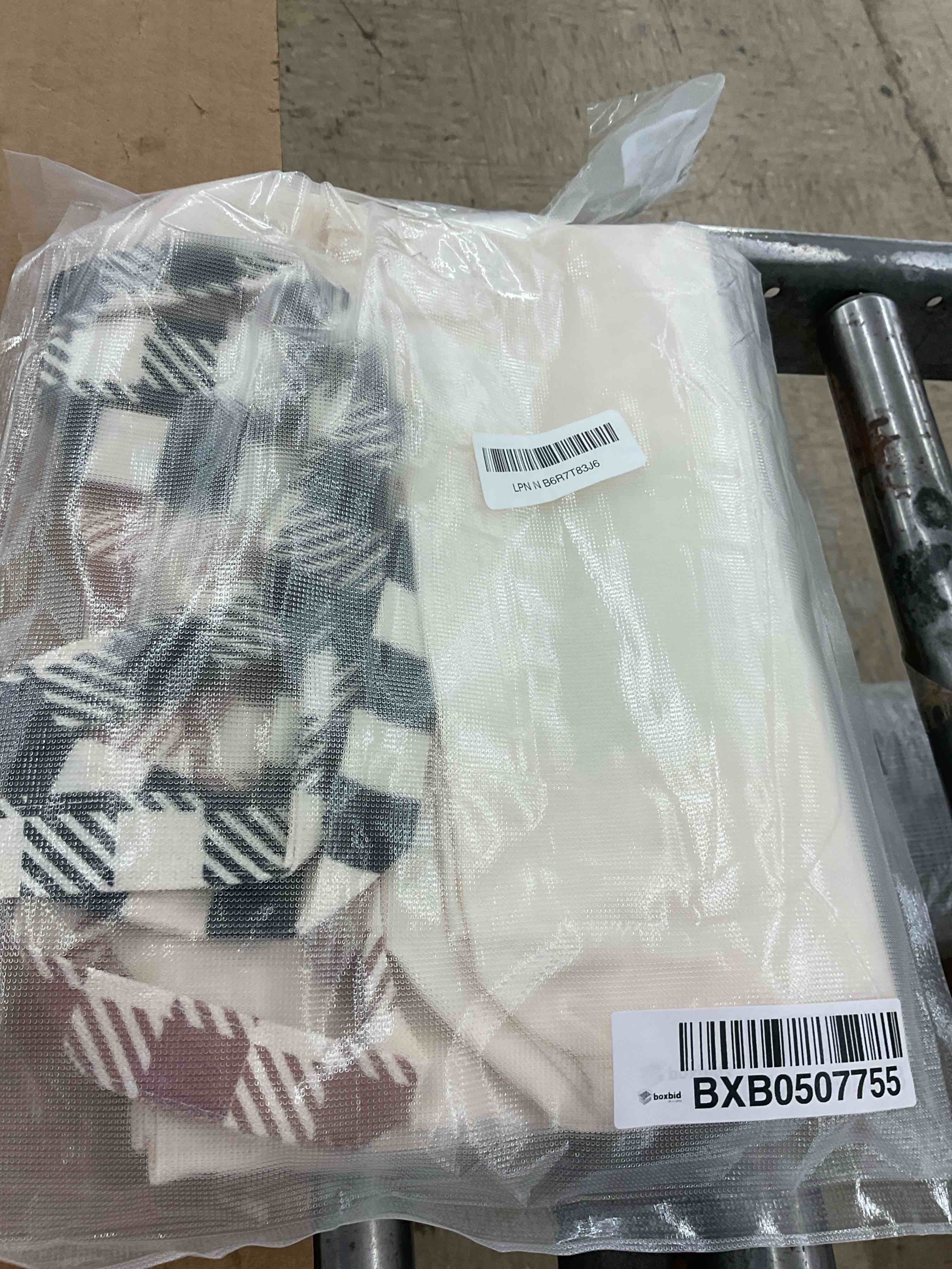 https://s3.amazonaws.com/lotting-images-prod/BoxBids/BXB0507755_1779820540596.jpeg