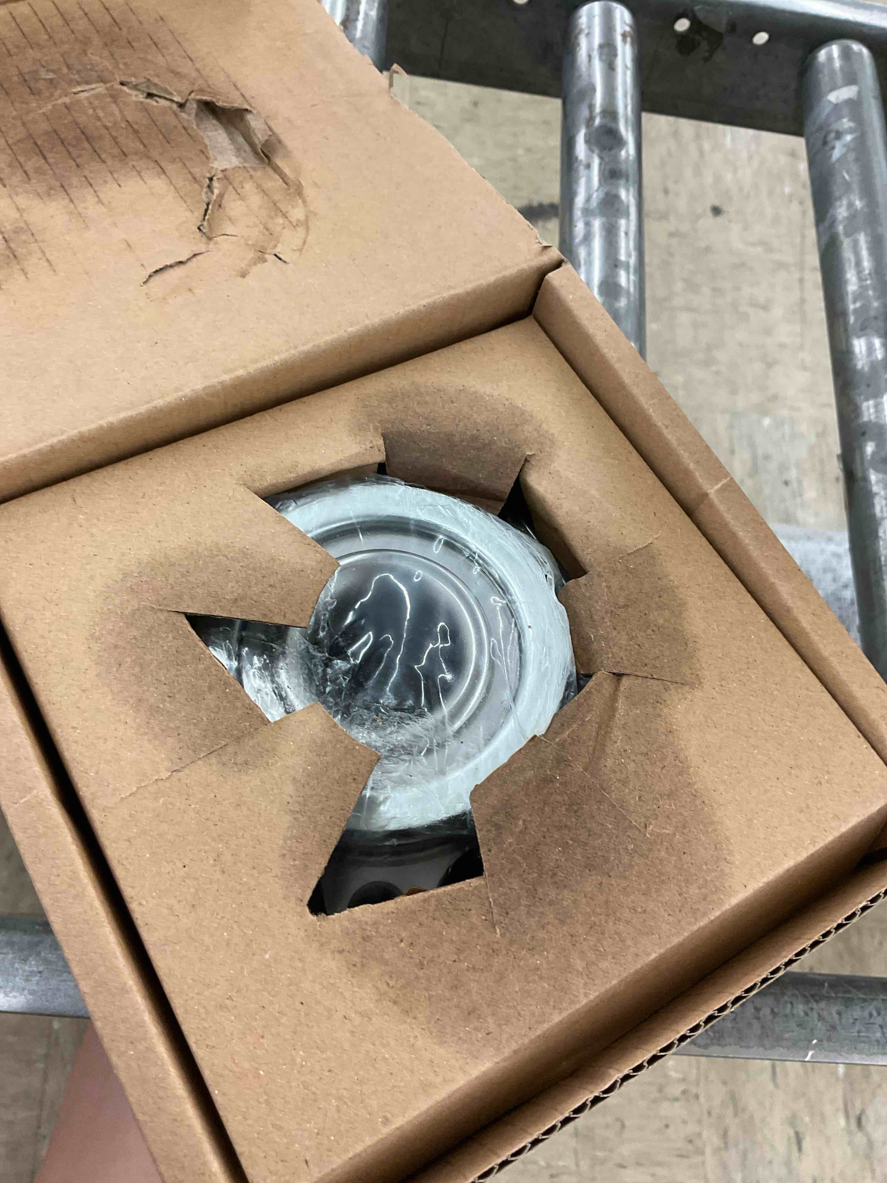https://s3.amazonaws.com/lotting-images-prod/BoxBids/BXB0507785_1779889575372.jpeg