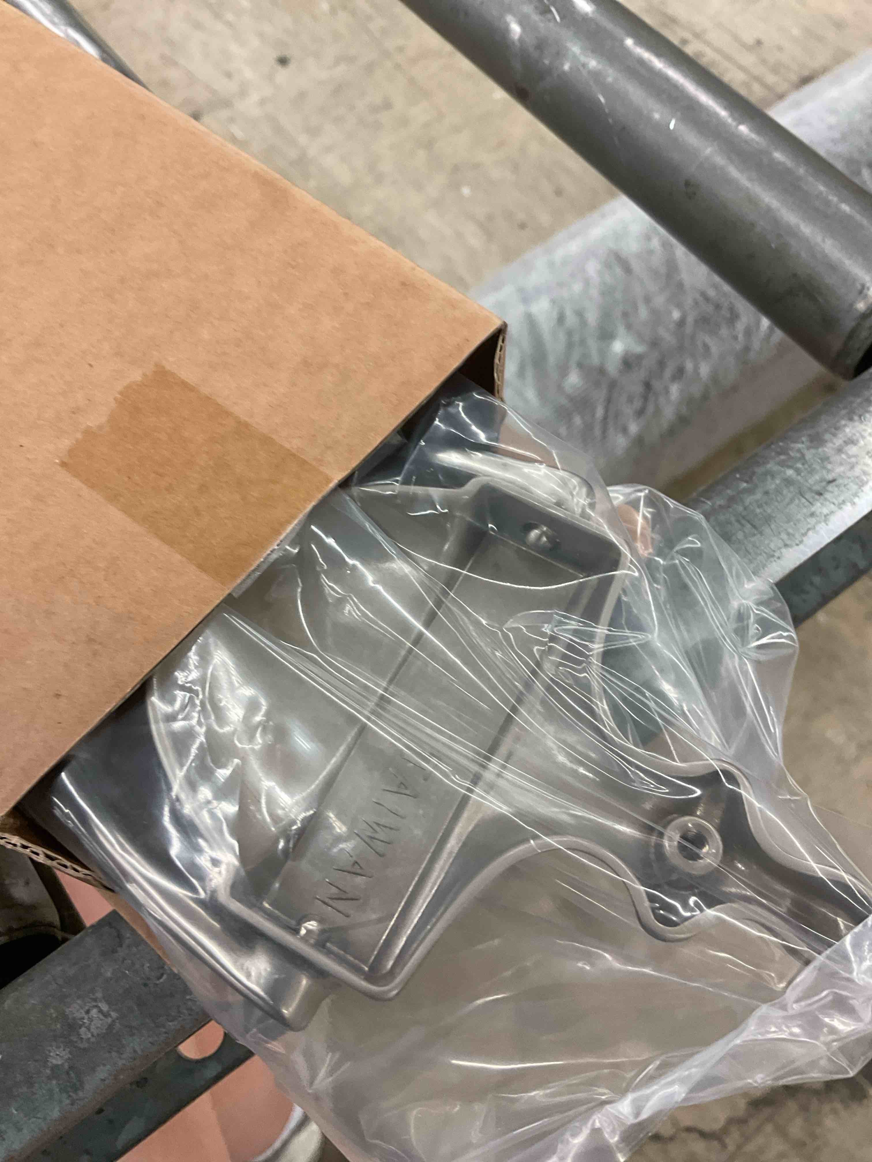 https://s3.amazonaws.com/lotting-images-prod/BoxBids/BXB0507805_1779892716638.jpeg