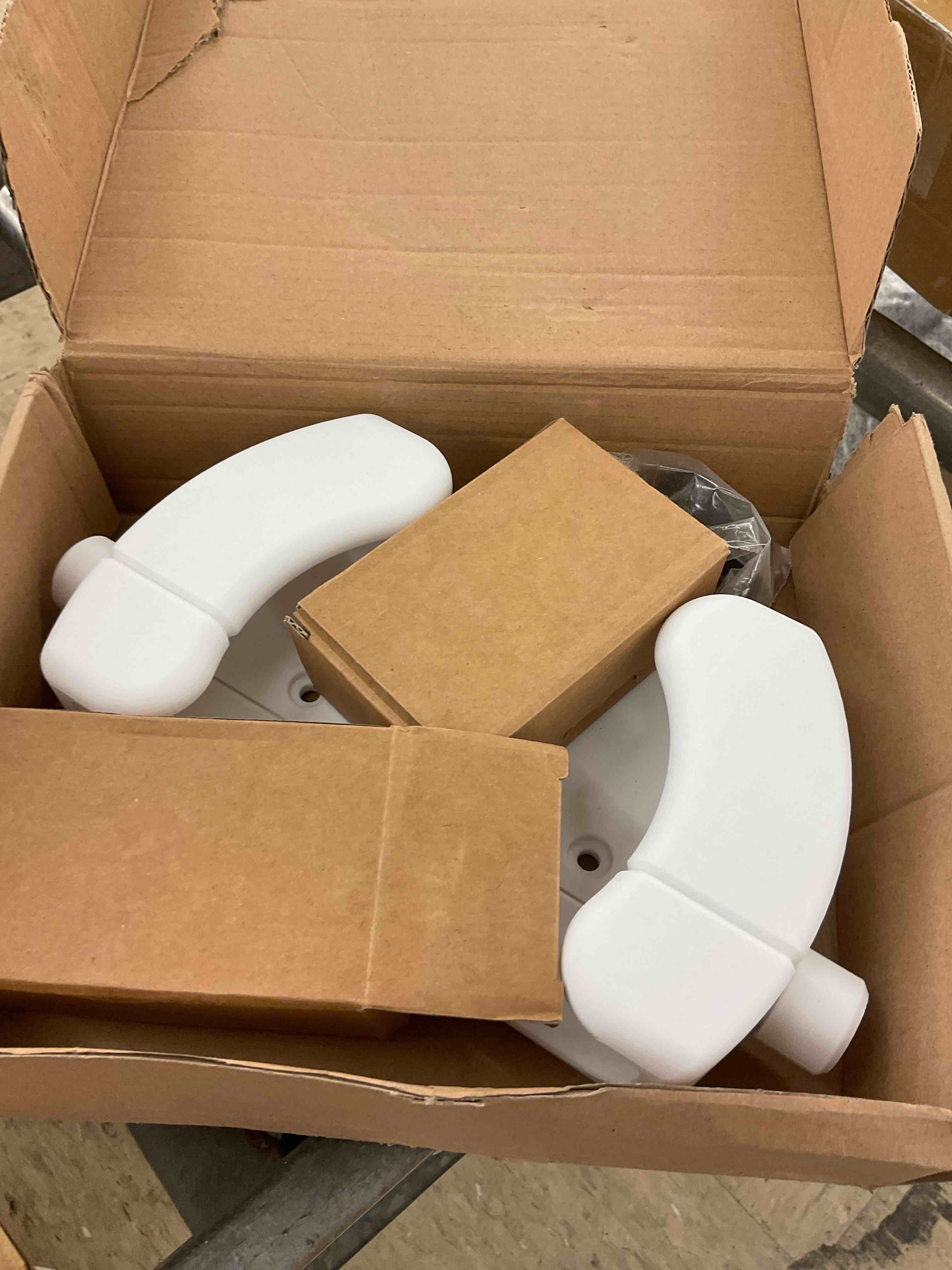 https://s3.amazonaws.com/lotting-images-prod/BoxBids/BXB0507807_1779892877320.jpeg